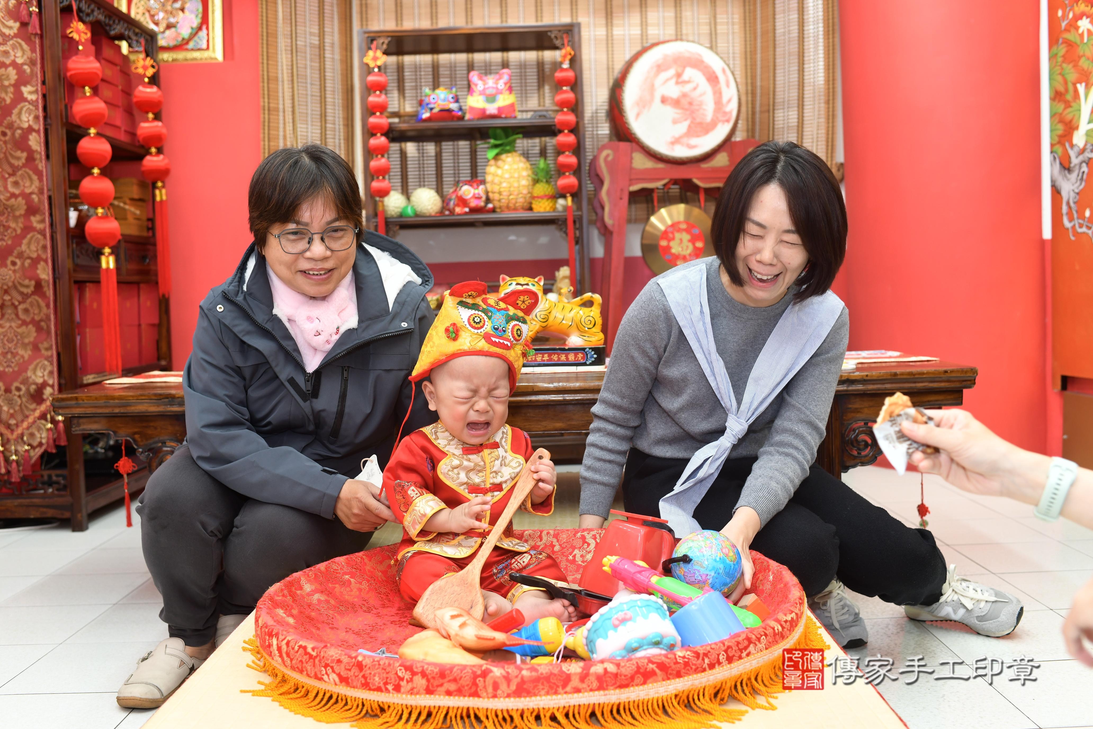 傳家手工印章高雄店、抓周、度脺、中國風會場、傳家嬰兒古禮、吉祥話、抓周道具物品24種、拍照。抓周證書。寶寶抓周、滿周歲、生日快樂、祝福