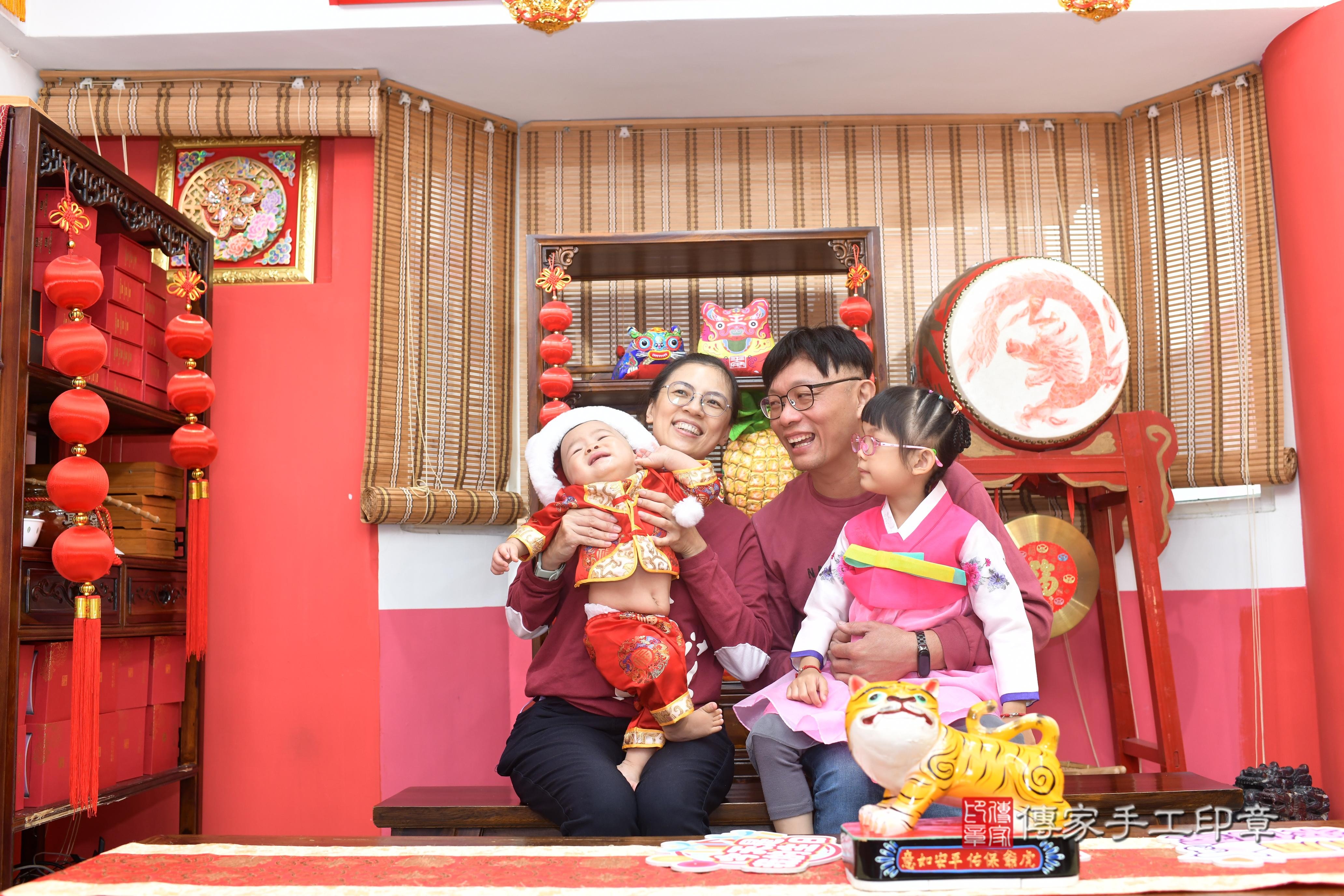 傳家手工印章高雄店、抓周、度脺、中國風會場、傳家嬰兒古禮、吉祥話、抓周道具物品24種、拍照。抓周證書。寶寶抓周、滿周歲、生日快樂、祝福