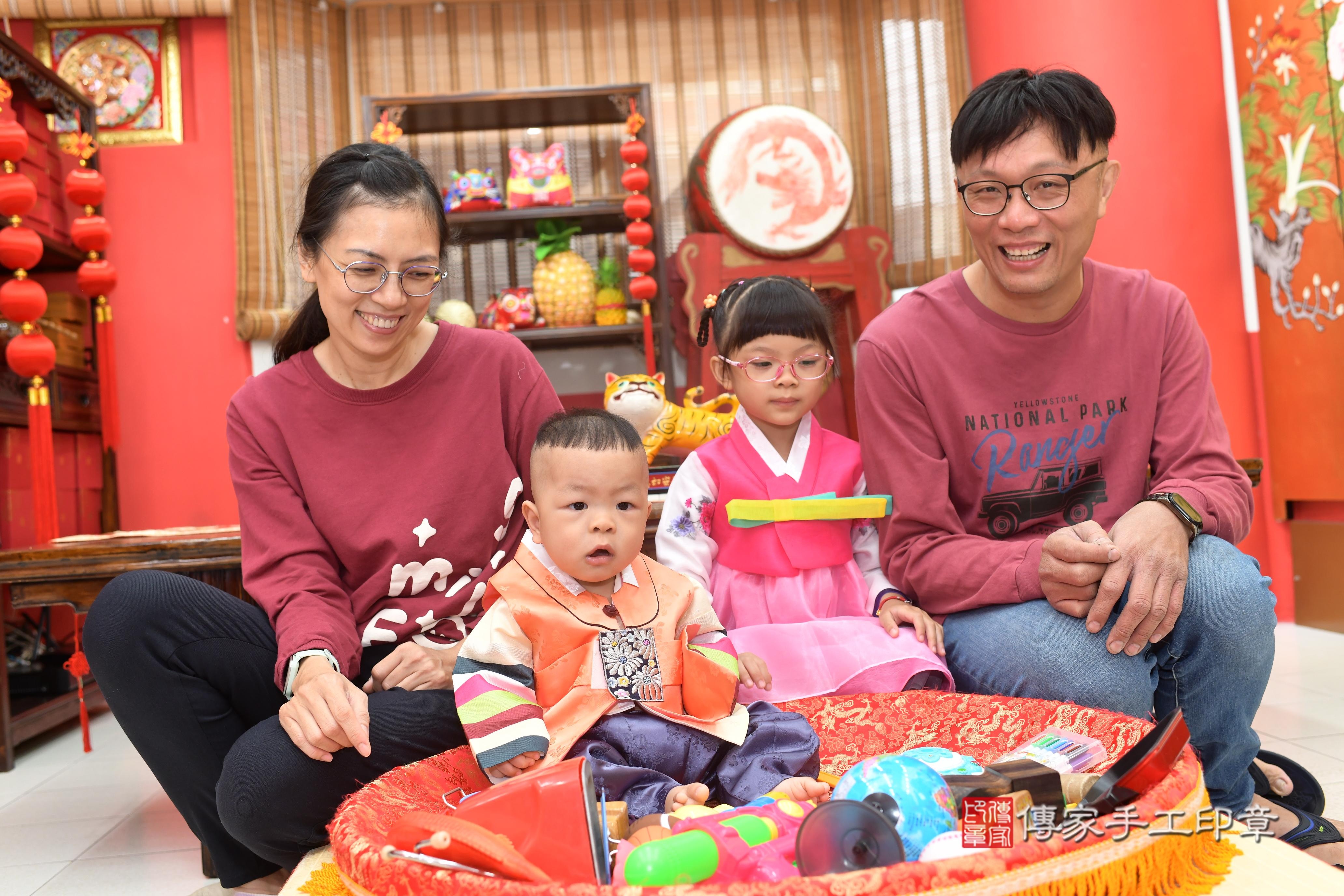 傳家手工印章高雄店、抓周、度脺、中國風會場、傳家嬰兒古禮、吉祥話、抓周道具物品24種、拍照。抓周證書。寶寶抓周、滿周歲、生日快樂、祝福