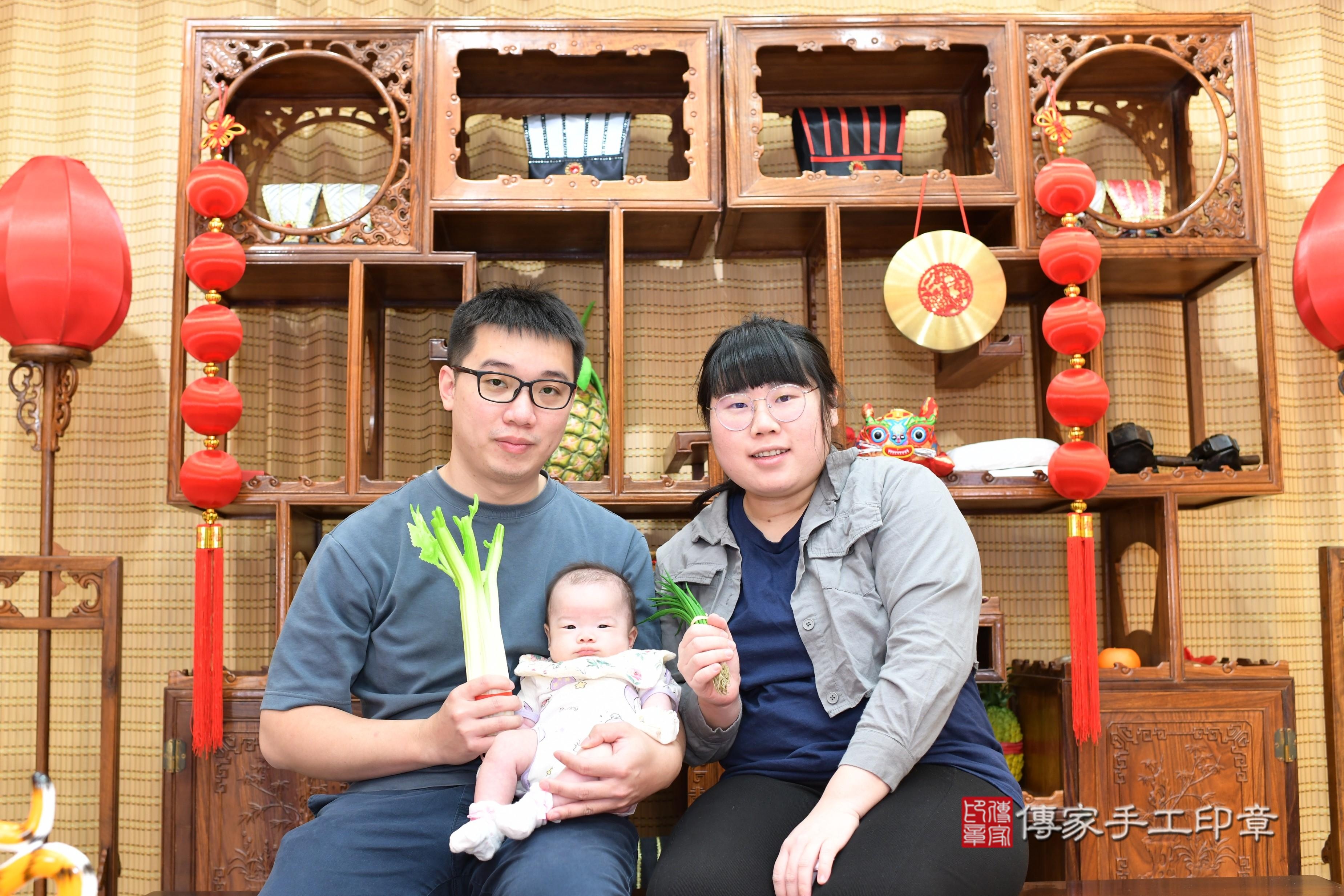 傳家手工印章台南店、抓周、度脺、中國風會場、傳家嬰兒古禮、吉祥話、抓周道具物品24種、拍照。抓周證書。寶寶抓周、滿周歲、生日快樂、祝福