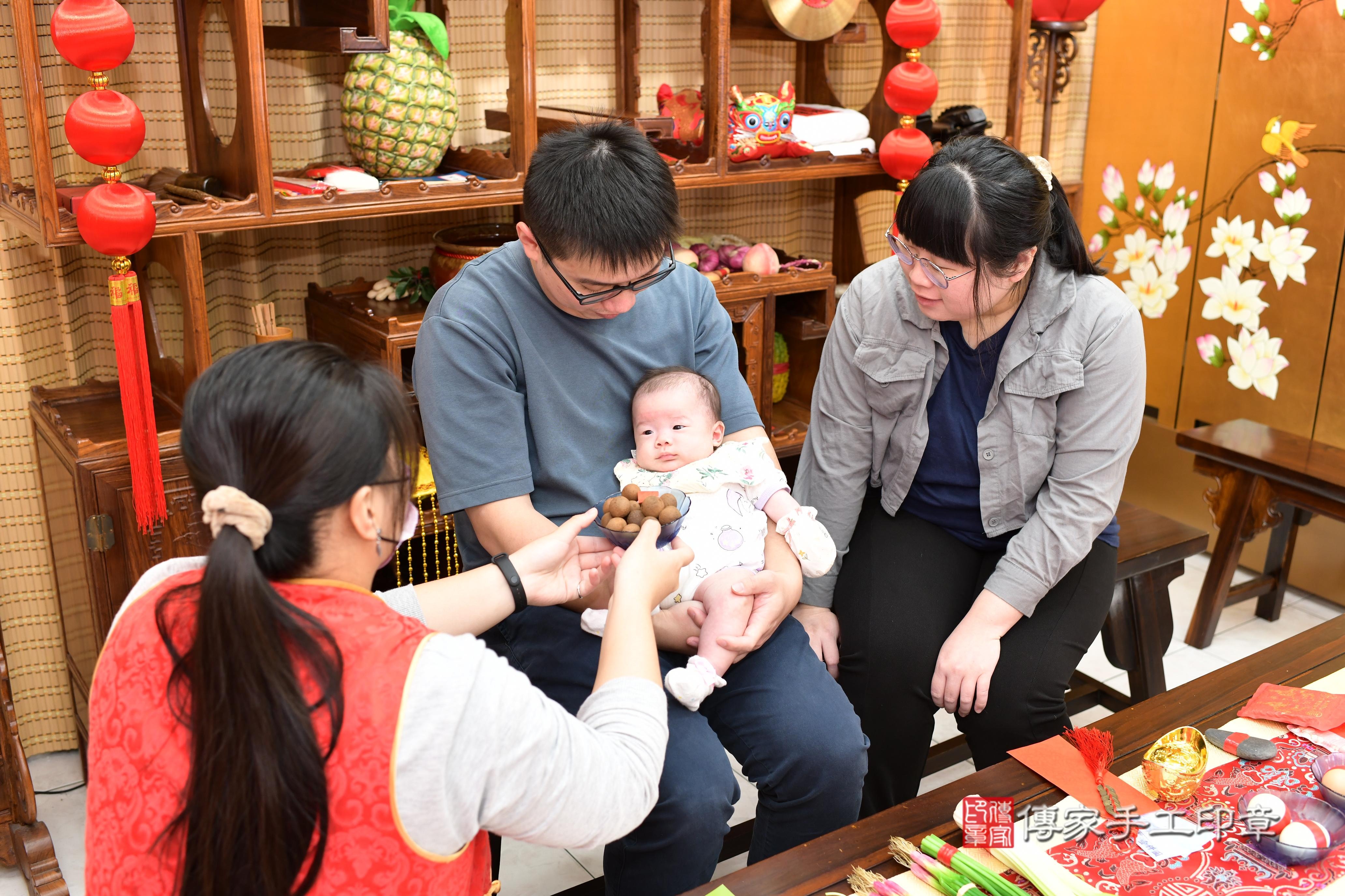 傳家手工印章台南店、抓周、度脺、中國風會場、傳家嬰兒古禮、吉祥話、抓周道具物品24種、拍照。抓周證書。寶寶抓周、滿周歲、生日快樂、祝福