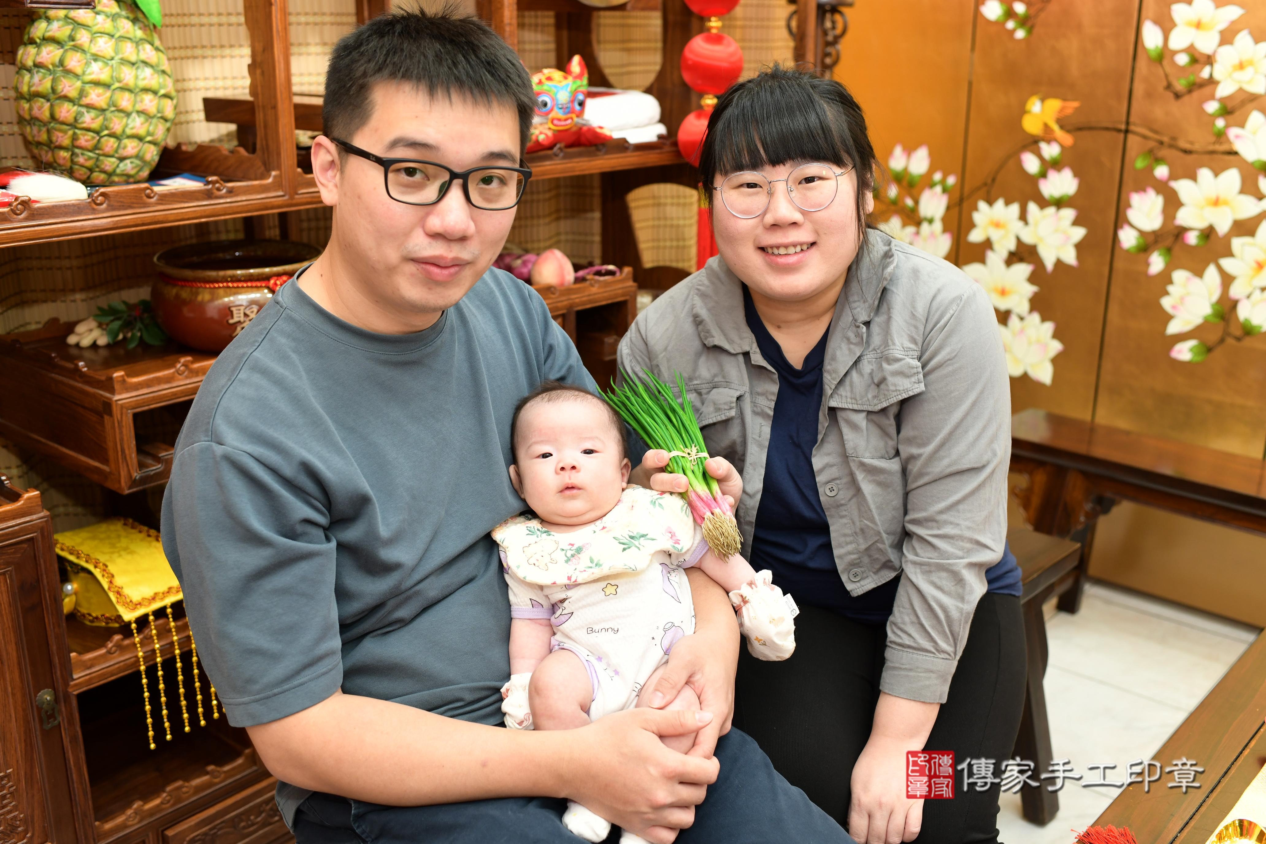 傳家手工印章台南店、抓周、度脺、中國風會場、傳家嬰兒古禮、吉祥話、抓周道具物品24種、拍照。抓周證書。寶寶抓周、滿周歲、生日快樂、祝福
