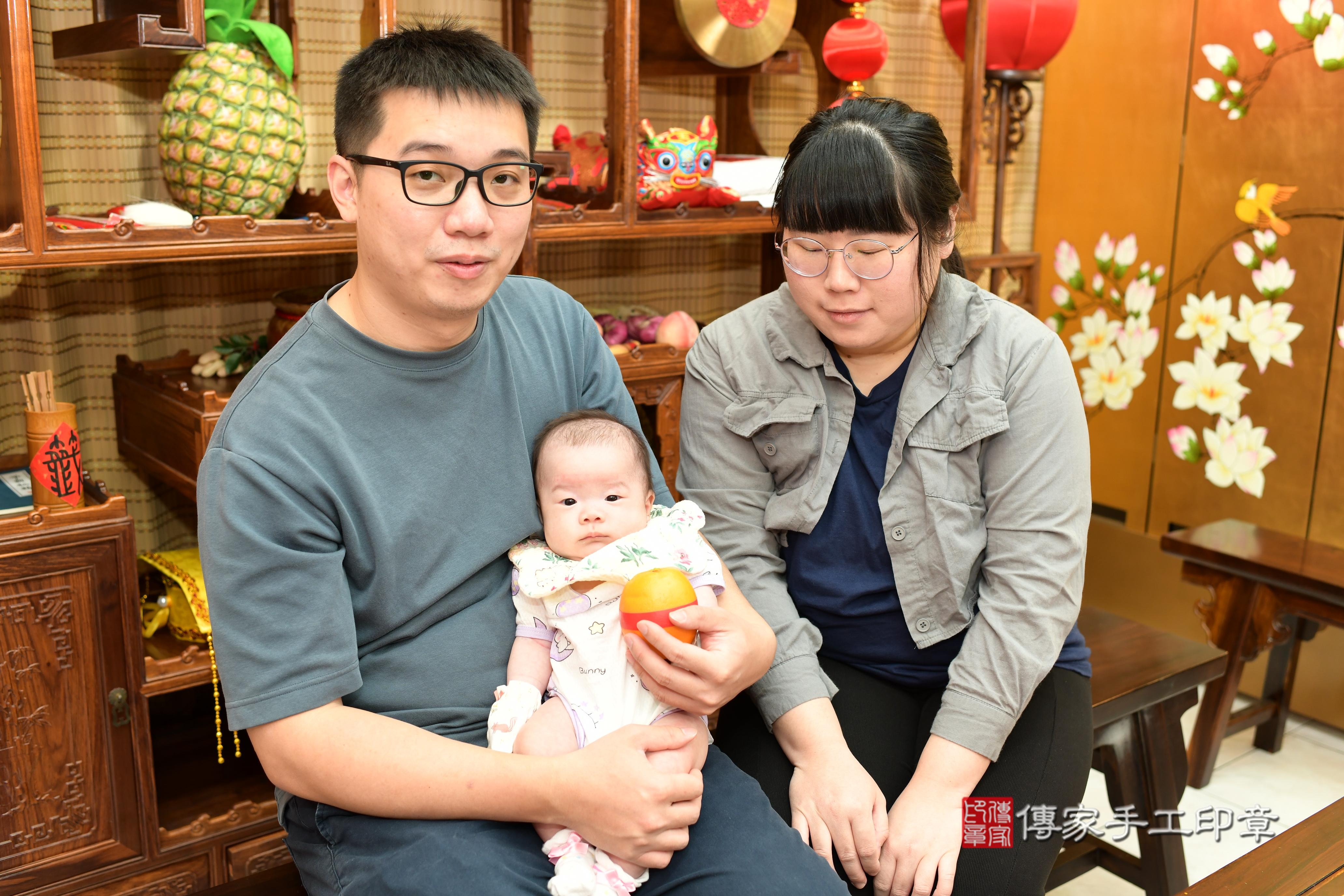 傳家手工印章台南店、抓周、度脺、中國風會場、傳家嬰兒古禮、吉祥話、抓周道具物品24種、拍照。抓周證書。寶寶抓周、滿周歲、生日快樂、祝福