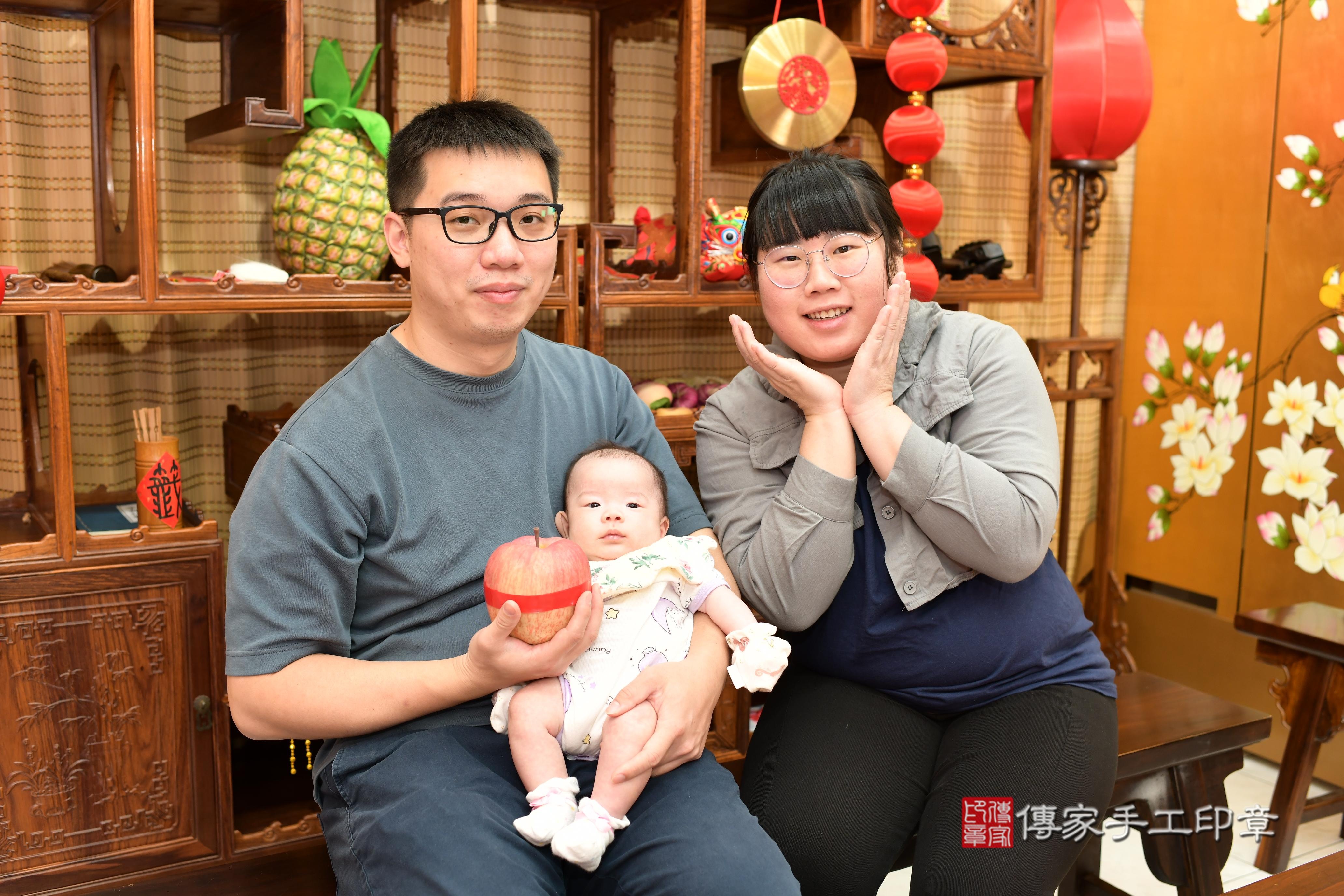 傳家手工印章台南店、抓周、度脺、中國風會場、傳家嬰兒古禮、吉祥話、抓周道具物品24種、拍照。抓周證書。寶寶抓周、滿周歲、生日快樂、祝福