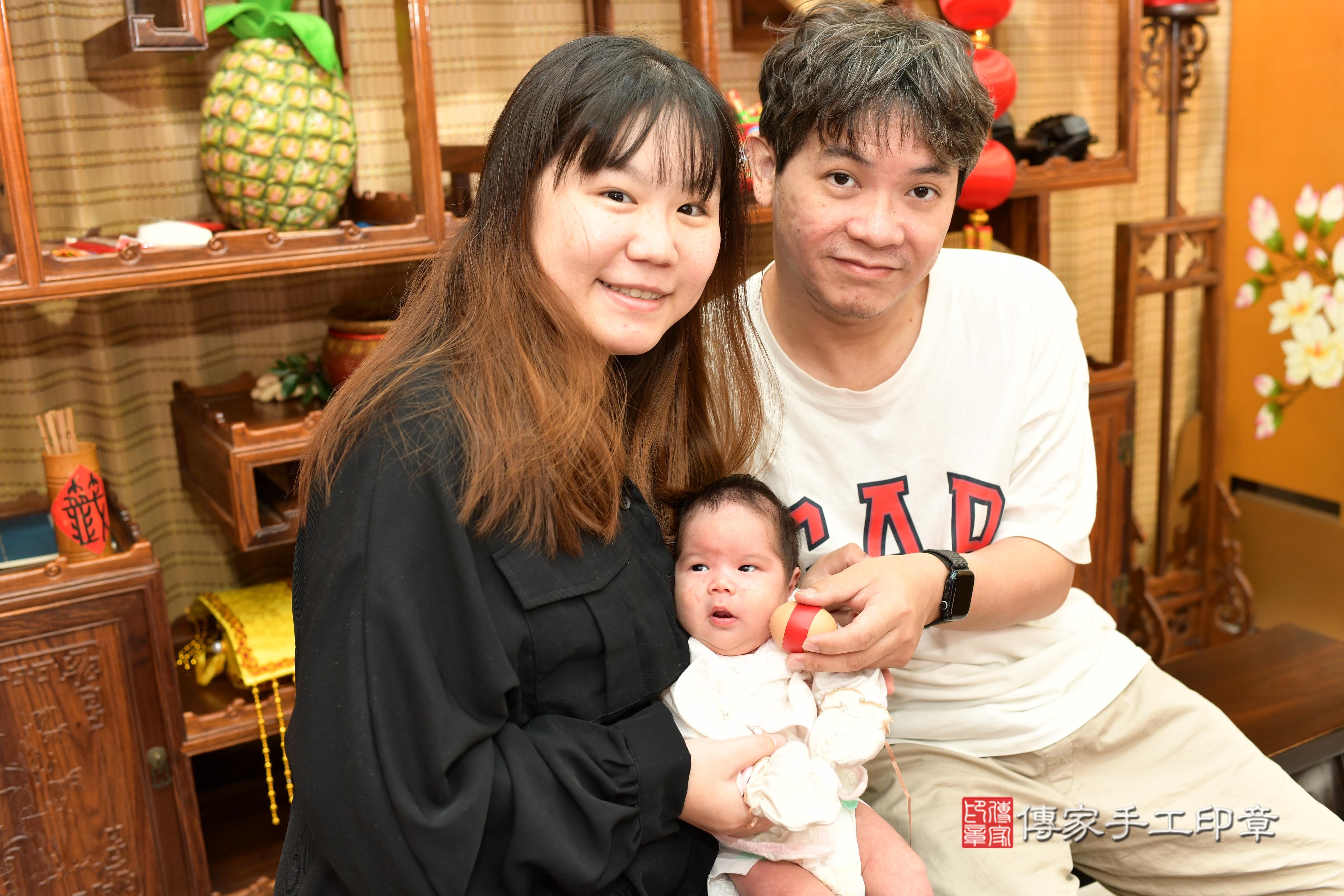 1743063982230412.jpg傳家手工印章台南店、抓周、度脺、中國風會場、傳家嬰兒古禮、吉祥話、抓周道具物品24種、拍照。抓周證書。寶寶抓周、滿周歲、生日快樂、祝福