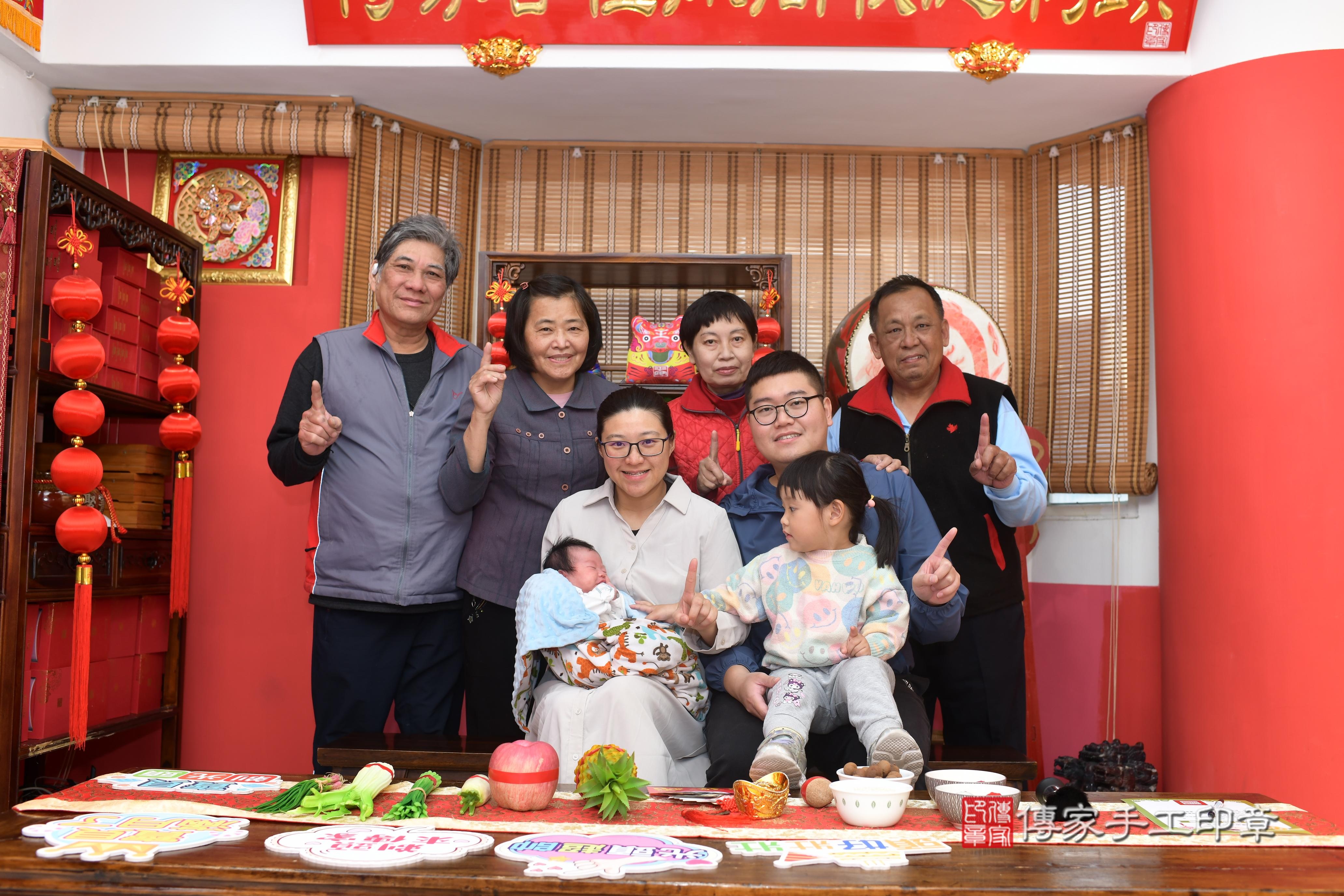 傳家手工印章高雄店、抓周、度脺、中國風會場、傳家嬰兒古禮、吉祥話、抓周道具物品24種、拍照。抓周證書。寶寶抓周、滿周歲、生日快樂、祝福