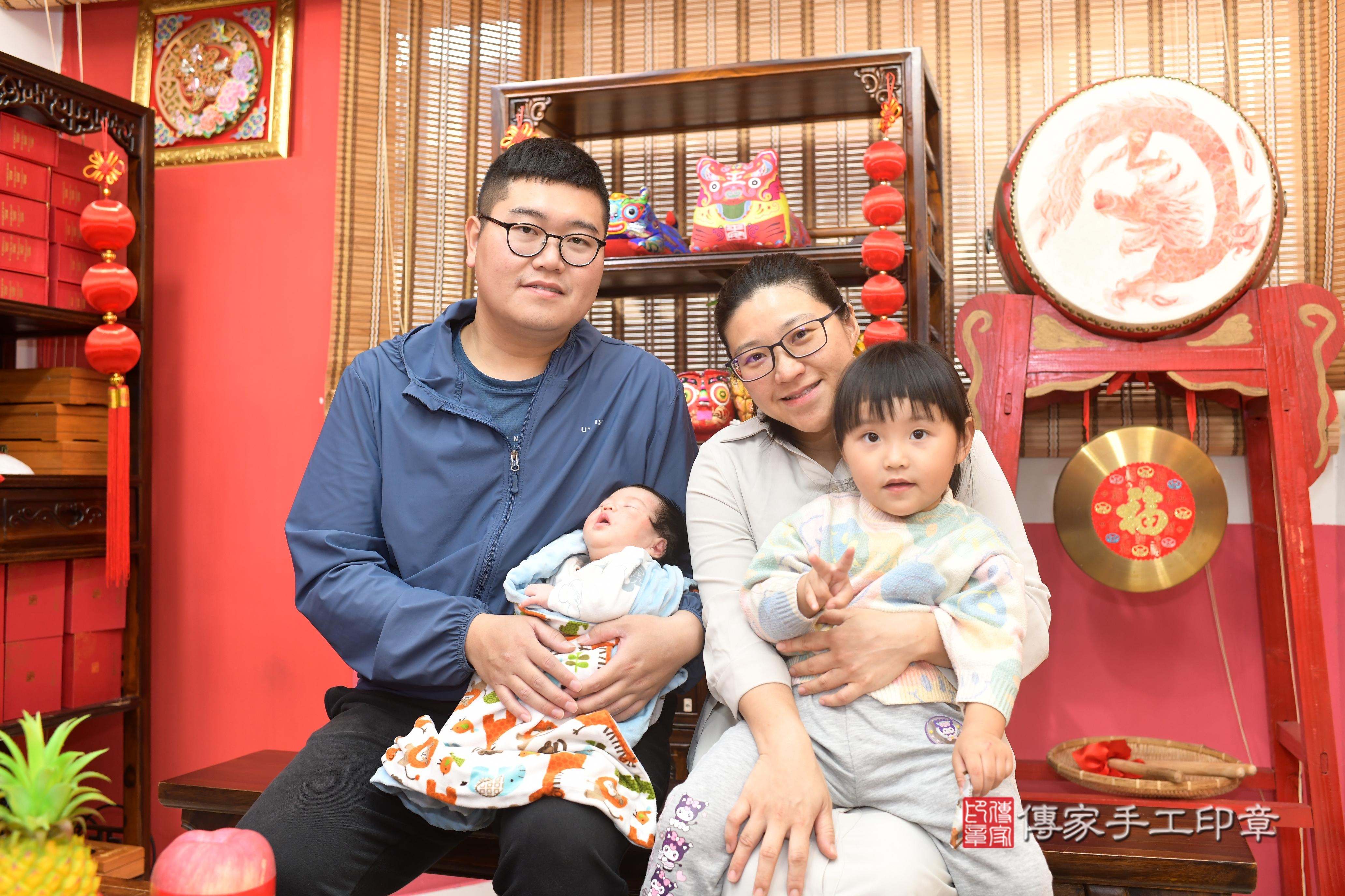 傳家手工印章高雄店、抓周、度脺、中國風會場、傳家嬰兒古禮、吉祥話、抓周道具物品24種、拍照。抓周證書。寶寶抓周、滿周歲、生日快樂、祝福