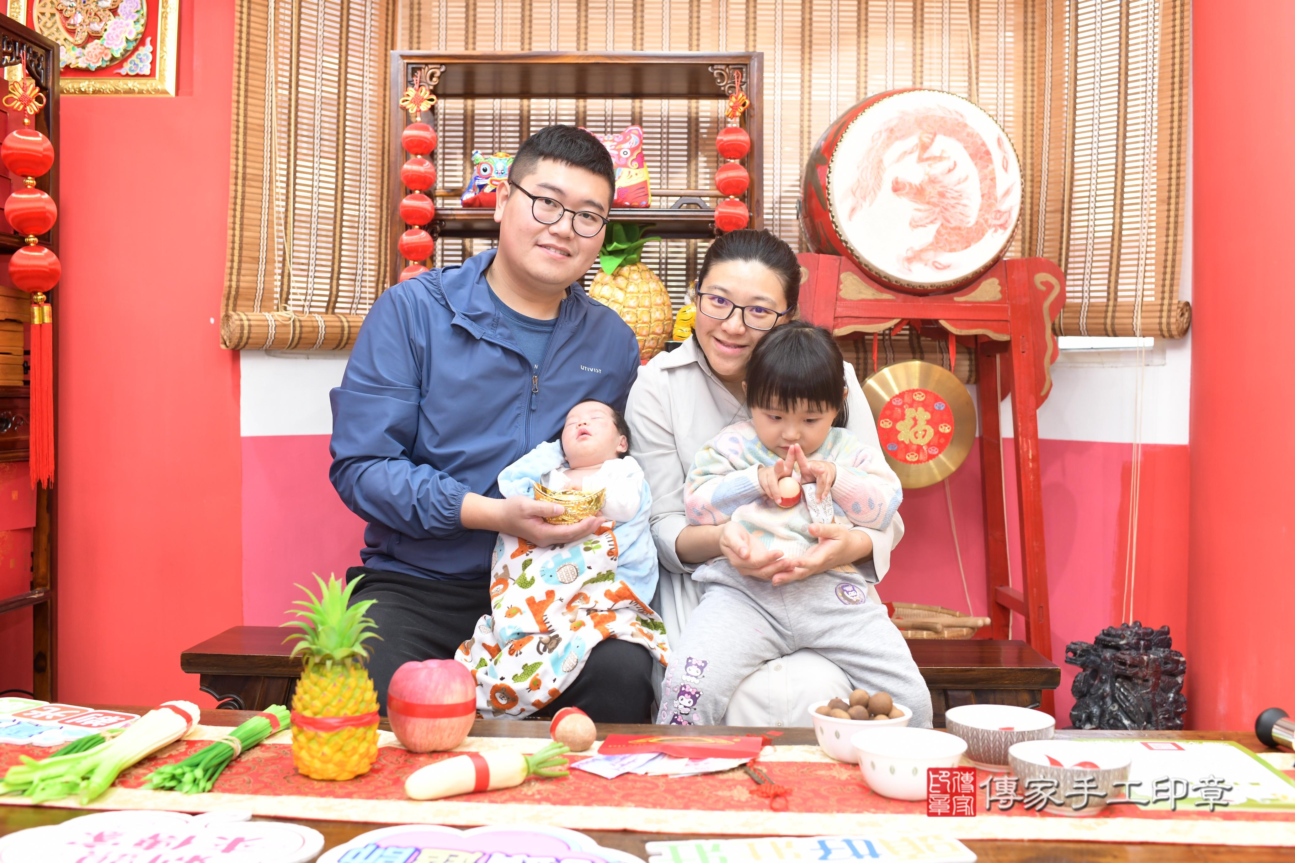 傳家手工印章高雄店、抓周、度脺、中國風會場、傳家嬰兒古禮、吉祥話、抓周道具物品24種、拍照。抓周證書。寶寶抓周、滿周歲、生日快樂、祝福