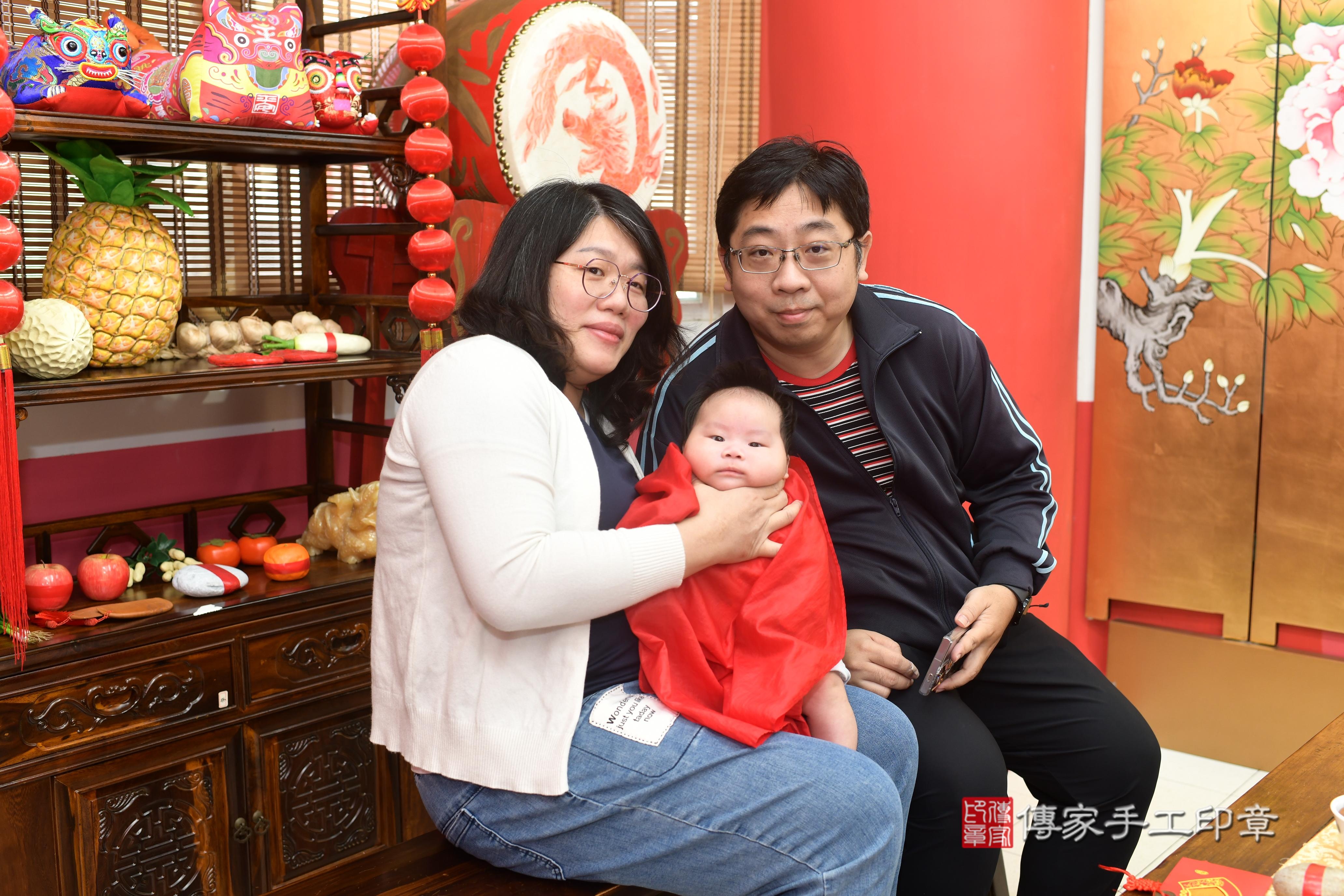 傳家手工印章高雄店、抓周、度脺、中國風會場、傳家嬰兒古禮、吉祥話、抓周道具物品24種、拍照。抓周證書。寶寶抓周、滿周歲、生日快樂、祝福