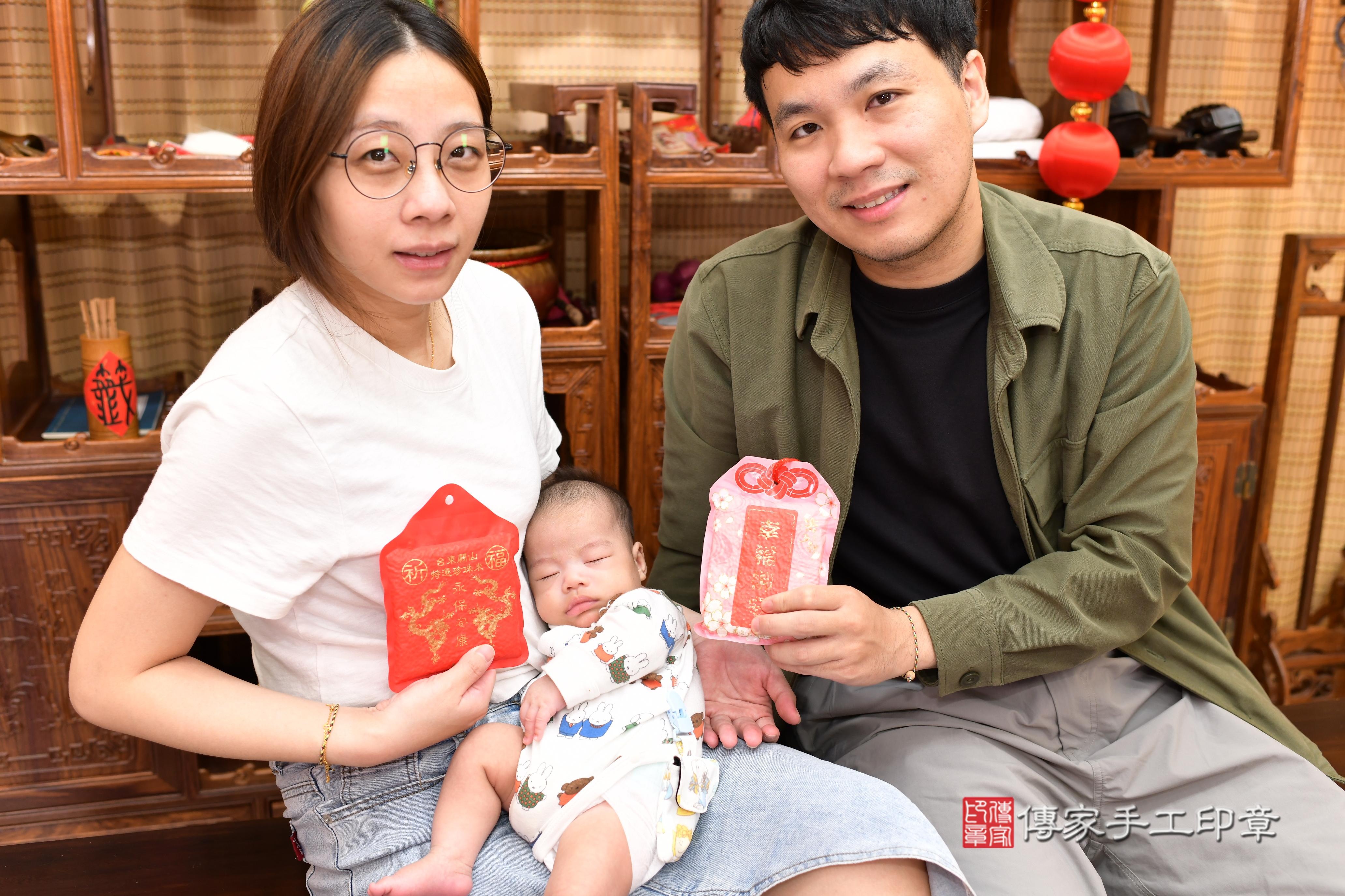 傳家手工印章高雄店、抓周、度脺、中國風會場、傳家嬰兒古禮、吉祥話、抓周道具物品24種、拍照。抓周證書。寶寶抓周、滿周歲、生日快樂、祝福