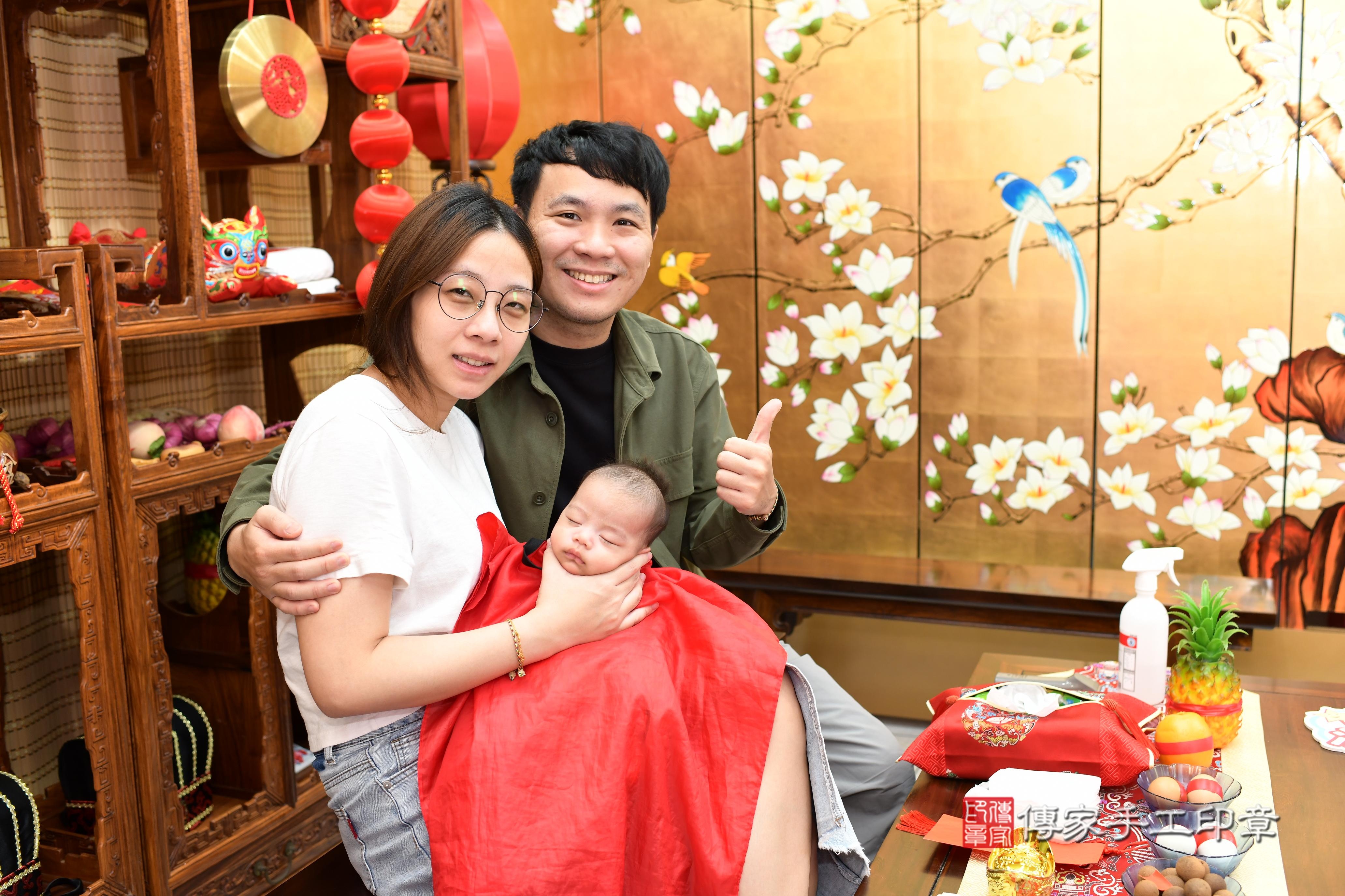 傳家手工印章高雄店、抓周、度脺、中國風會場、傳家嬰兒古禮、吉祥話、抓周道具物品24種、拍照。抓周證書。寶寶抓周、滿周歲、生日快樂、祝福