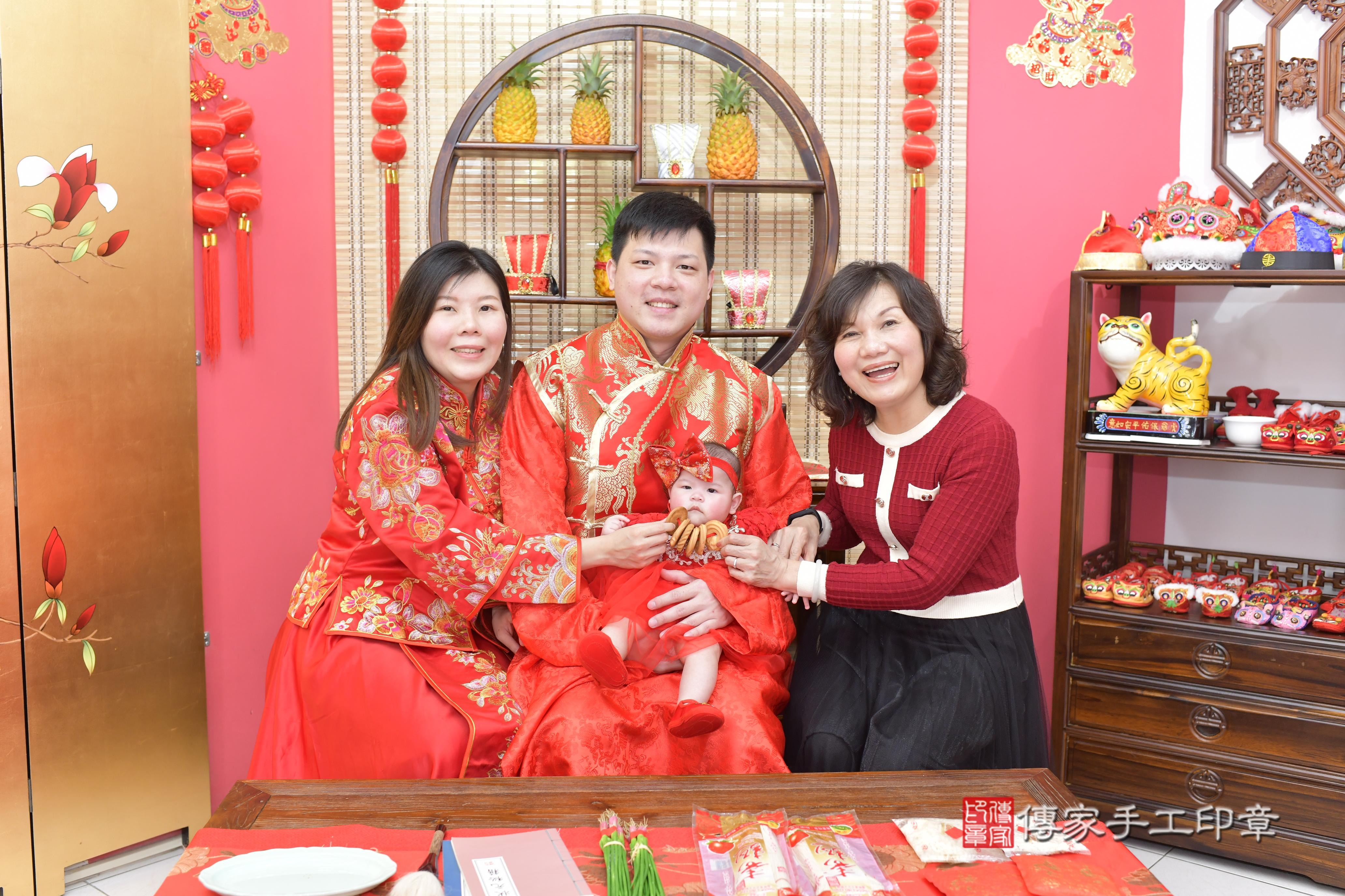 傳家手工印章桃園店、抓周、度脺、中國風會場、傳家嬰兒古禮、吉祥話、抓周道具物品24種、拍照。抓周證書。寶寶抓周、滿周歲、生日快樂、祝福