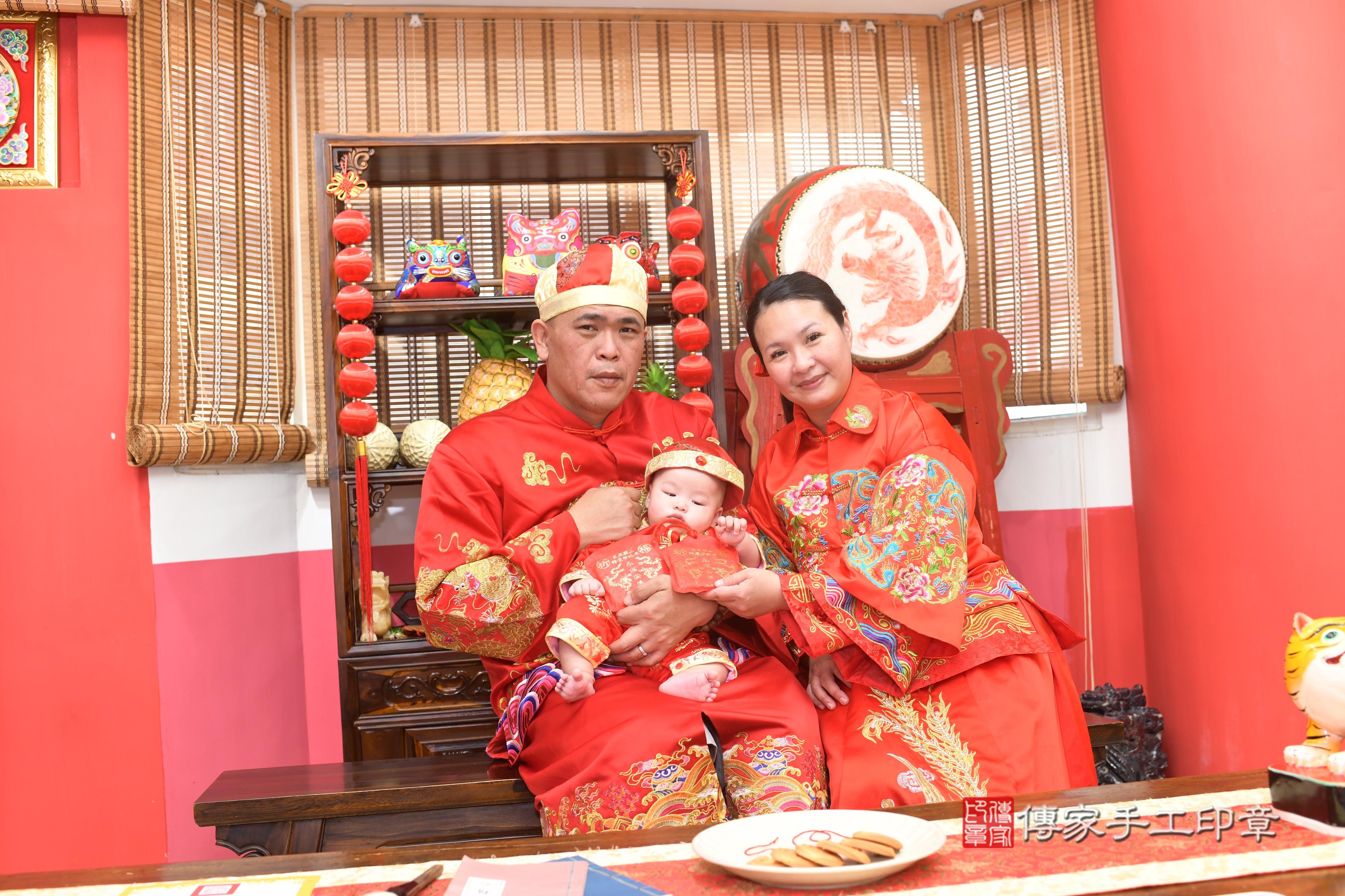 傳家手工印章高雄店、抓周、度脺、中國風會場、傳家嬰兒古禮、吉祥話、抓周道具物品24種、拍照。抓周證書。寶寶抓周、滿周歲、生日快樂、祝福