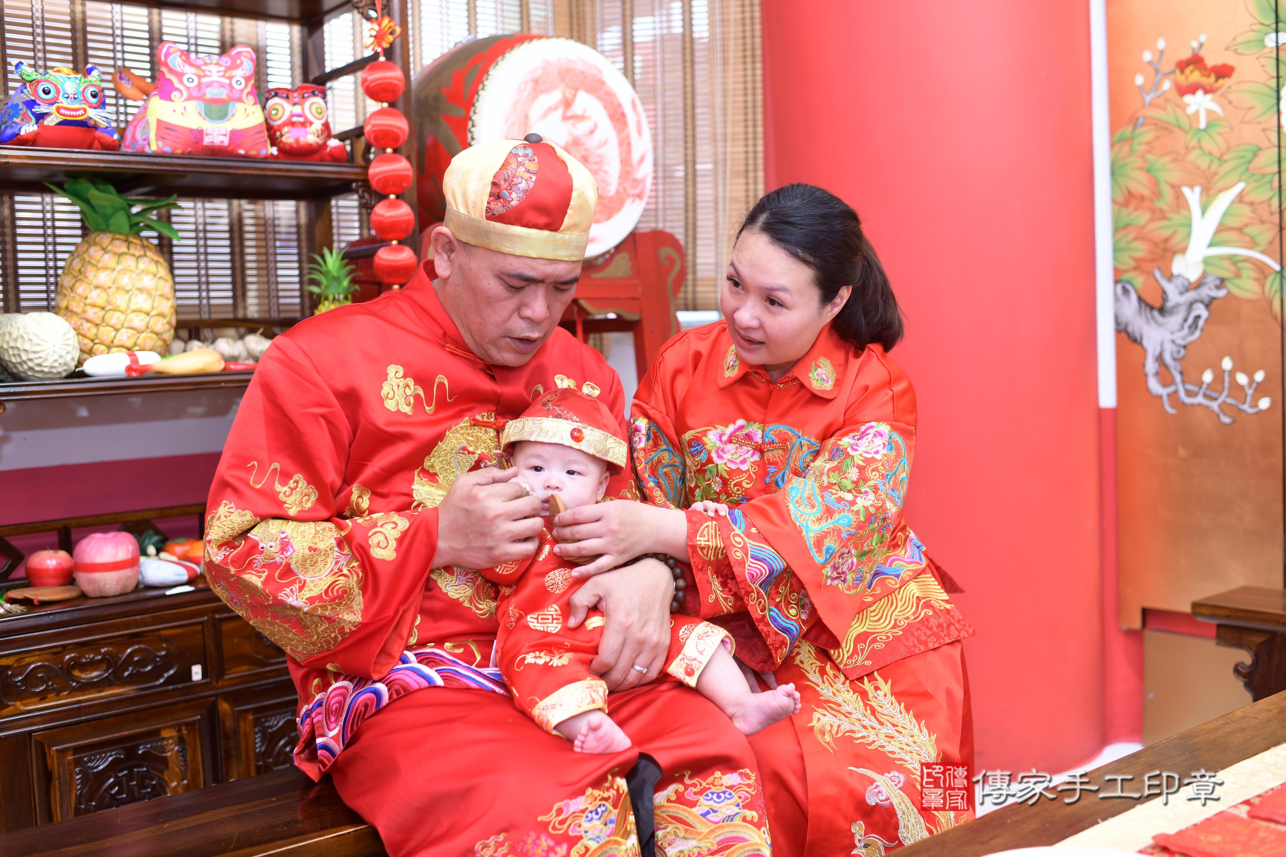 傳家手工印章高雄店、抓周、度脺、中國風會場、傳家嬰兒古禮、吉祥話、抓周道具物品24種、拍照。抓周證書。寶寶抓周、滿周歲、生日快樂、祝福