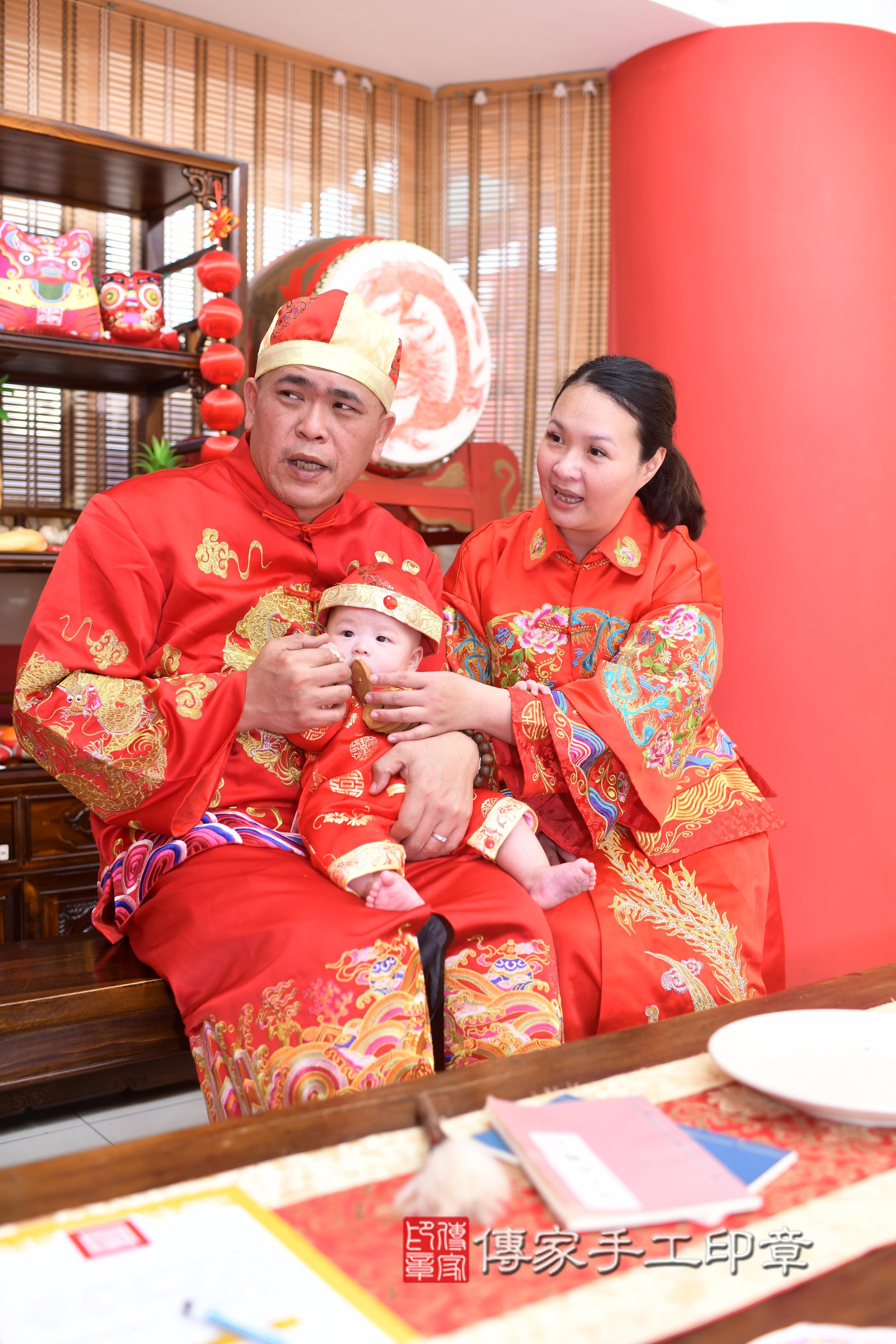 傳家手工印章高雄店、抓周、度脺、中國風會場、傳家嬰兒古禮、吉祥話、抓周道具物品24種、拍照。抓周證書。寶寶抓周、滿周歲、生日快樂、祝福