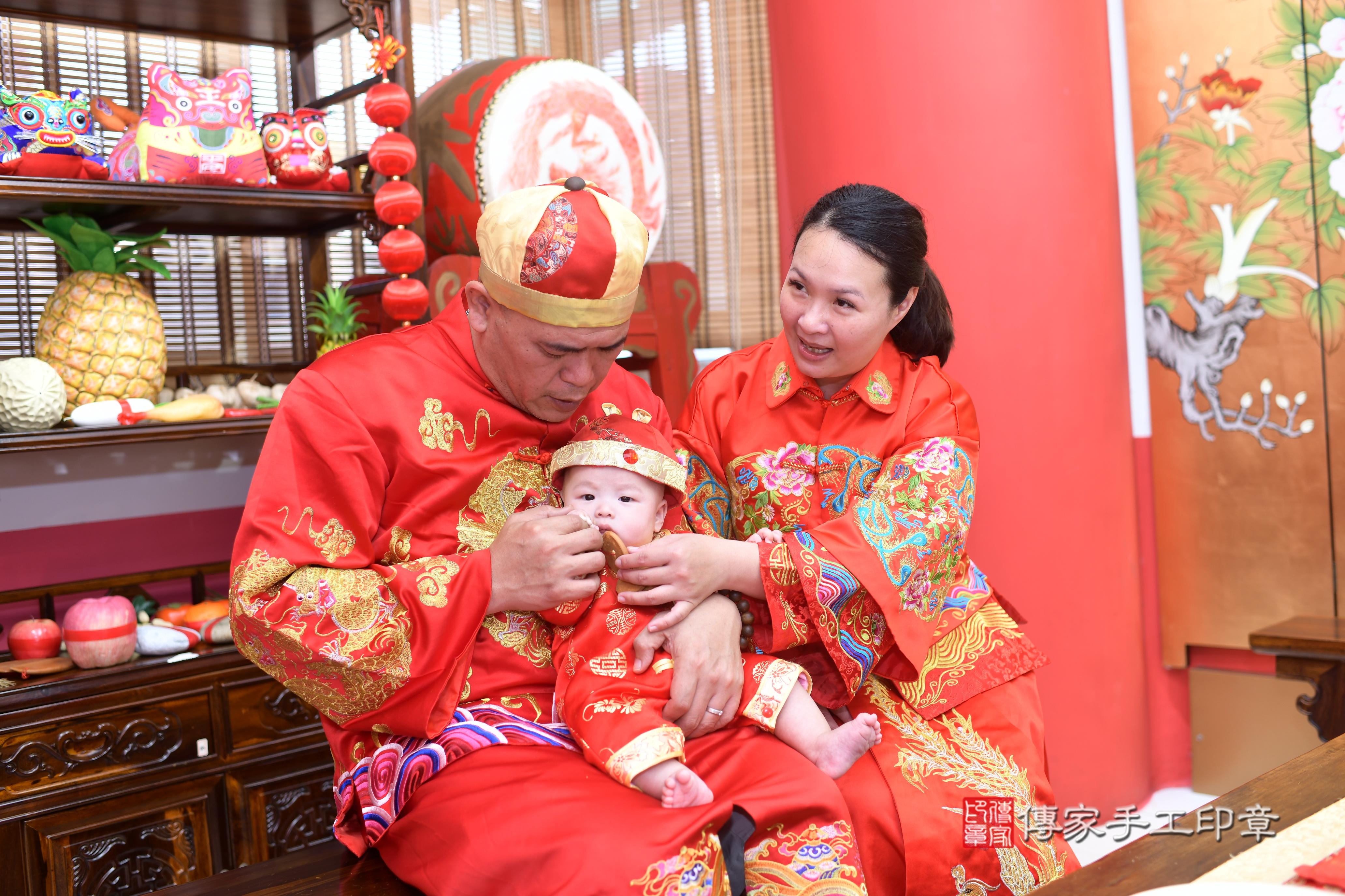 傳家手工印章高雄店、抓周、度脺、中國風會場、傳家嬰兒古禮、吉祥話、抓周道具物品24種、拍照。抓周證書。寶寶抓周、滿周歲、生日快樂、祝福