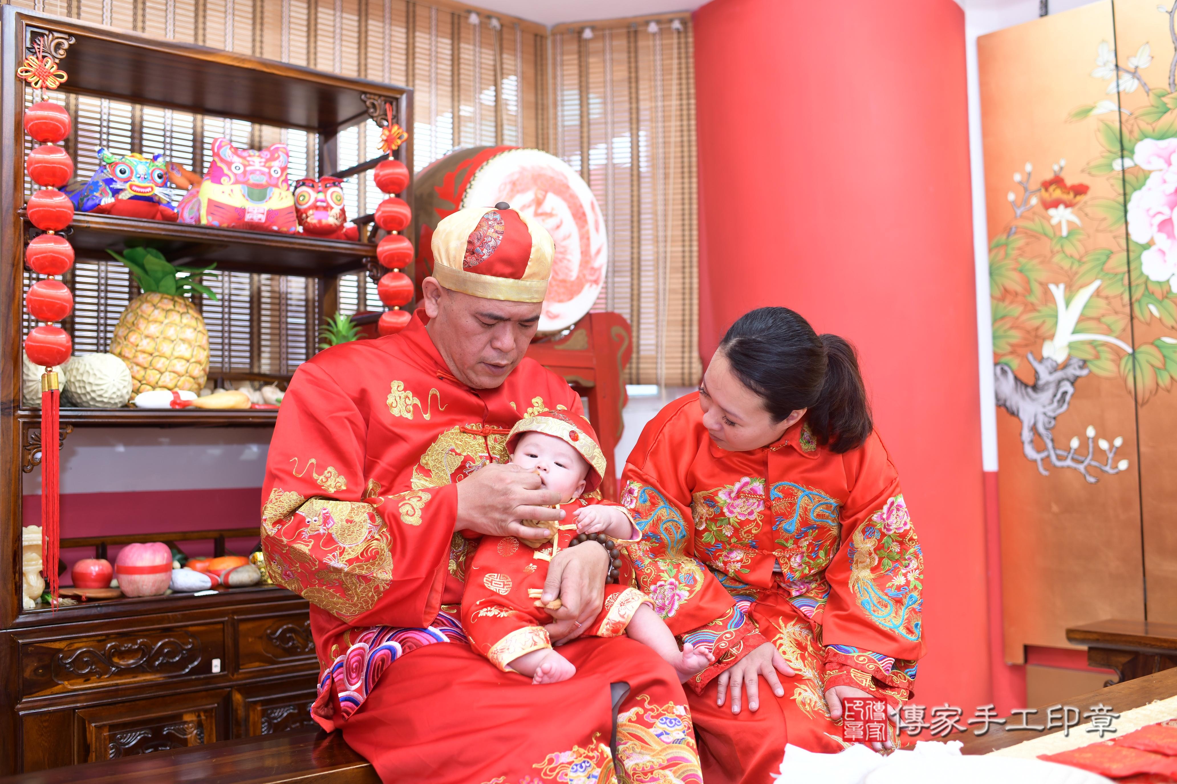 傳家手工印章高雄店、抓周、度脺、中國風會場、傳家嬰兒古禮、吉祥話、抓周道具物品24種、拍照。抓周證書。寶寶抓周、滿周歲、生日快樂、祝福
