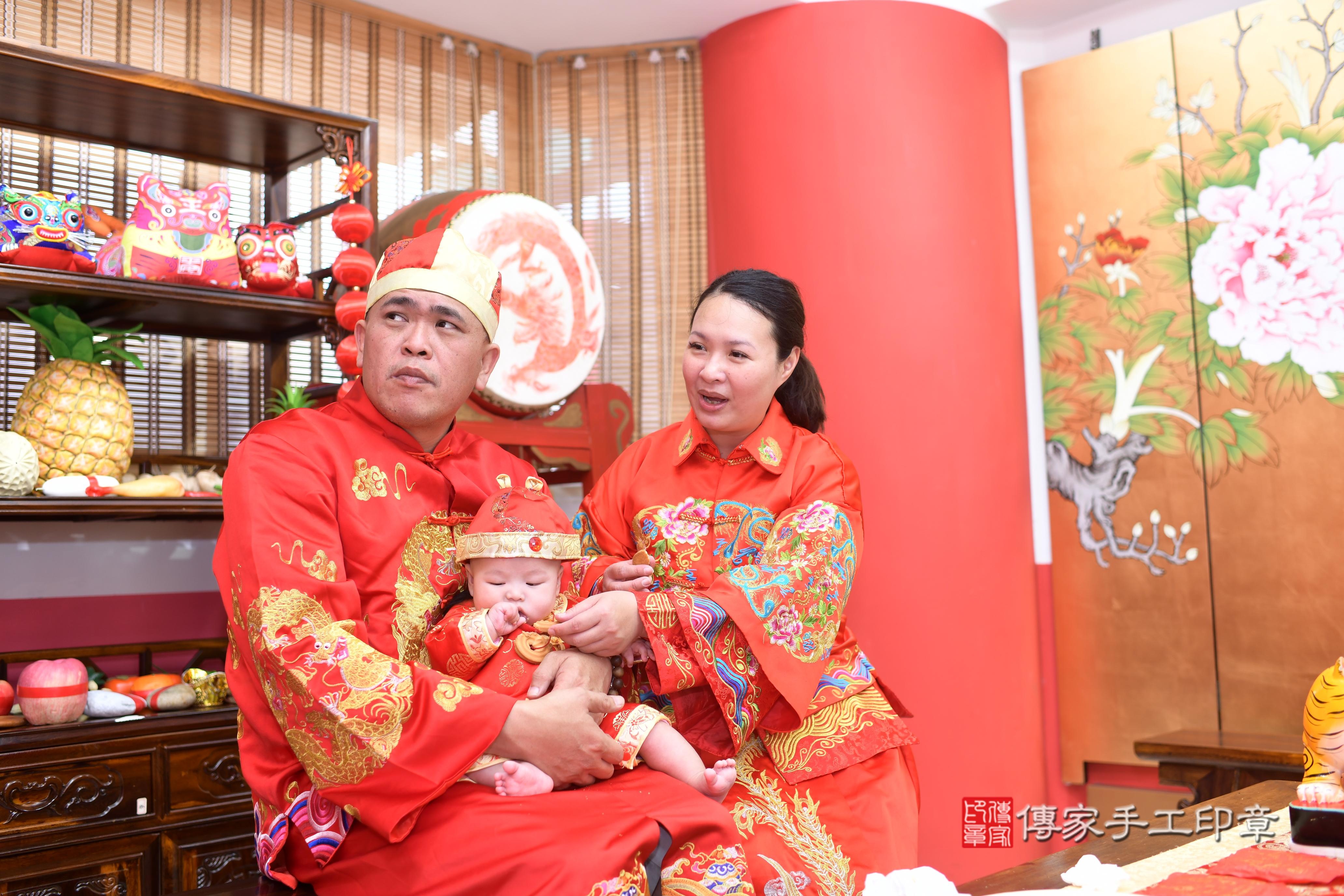 傳家手工印章高雄店、抓周、度脺、中國風會場、傳家嬰兒古禮、吉祥話、抓周道具物品24種、拍照。抓周證書。寶寶抓周、滿周歲、生日快樂、祝福
