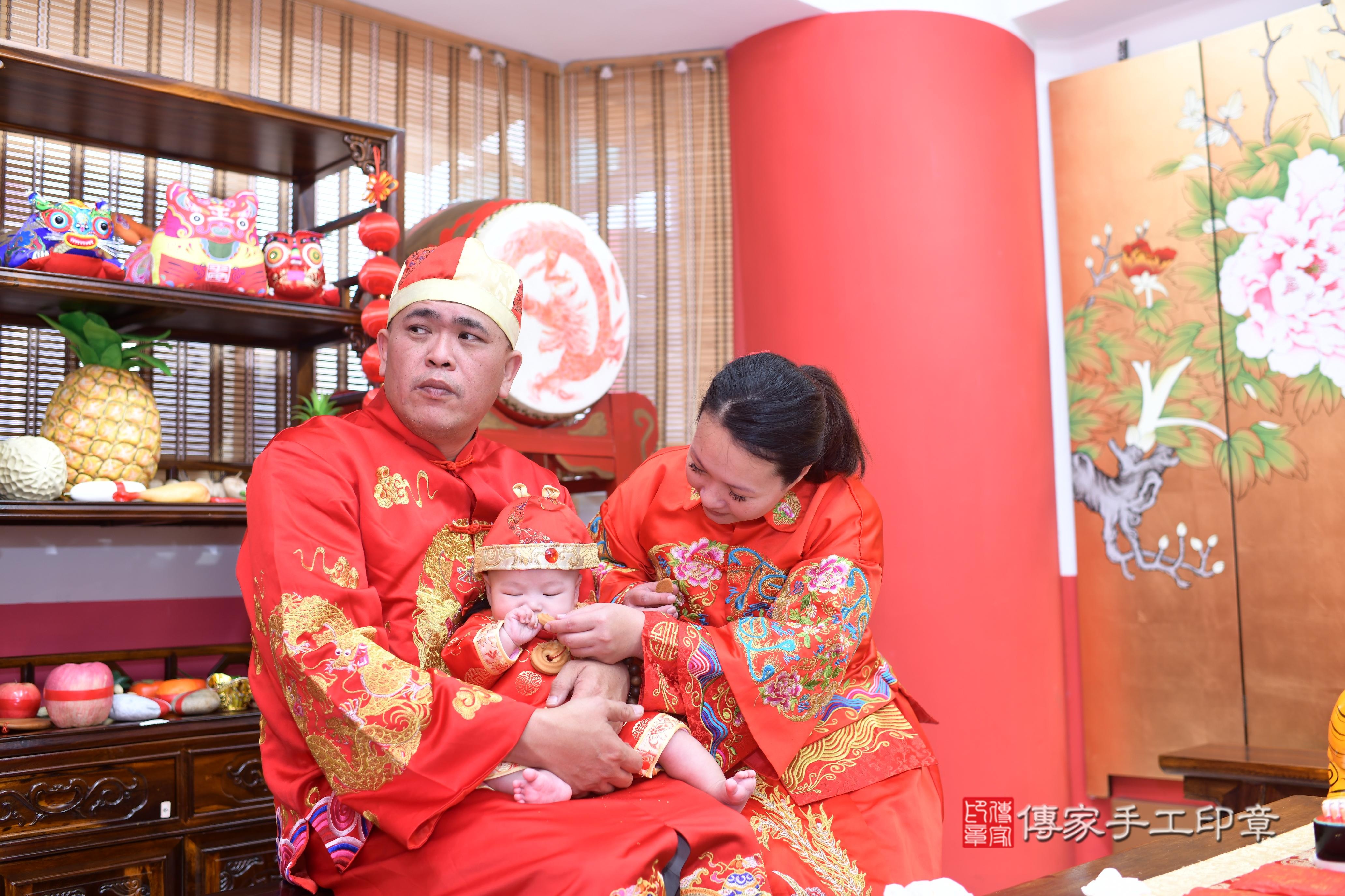 傳家手工印章高雄店、抓周、度脺、中國風會場、傳家嬰兒古禮、吉祥話、抓周道具物品24種、拍照。抓周證書。寶寶抓周、滿周歲、生日快樂、祝福