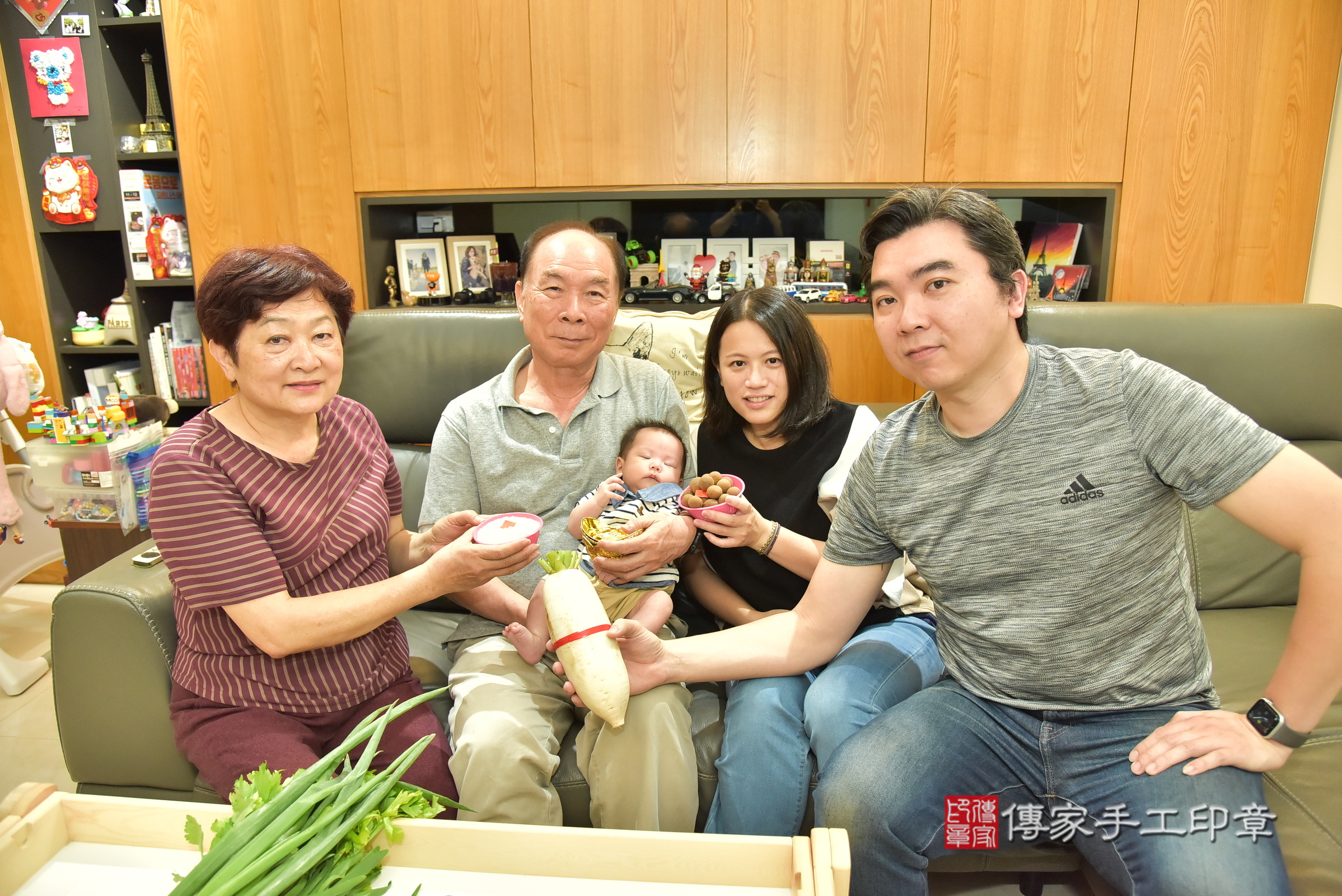 翰翰寶寶(台北市中正區到府嬰兒翰翰寶寶滿月剃頭理髮、到府嬰兒剃胎毛儀式吉祥話)。到府剃頭剃胎毛主持、專業拍照、證書。★購買「臍帶章、肚臍章、胎毛筆刷印章」贈送：剃頭、收涎、抓周，三選一。2025.3.3，照片7