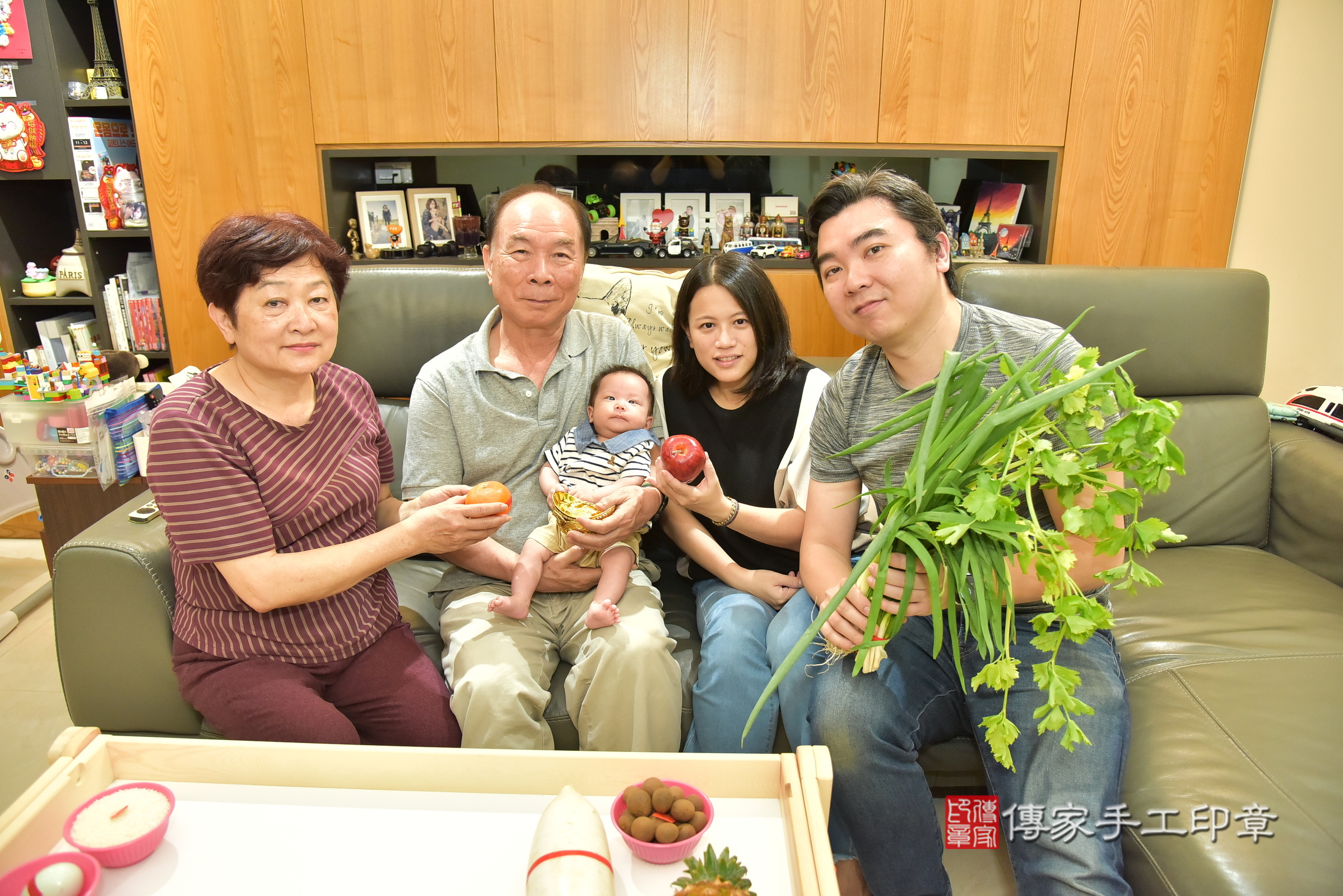 翰翰寶寶(台北市中正區到府嬰兒翰翰寶寶滿月剃頭理髮、到府嬰兒剃胎毛儀式吉祥話)。到府剃頭剃胎毛主持、專業拍照、證書。★購買「臍帶章、肚臍章、胎毛筆刷印章」贈送：剃頭、收涎、抓周，三選一。2025.3.3，照片9