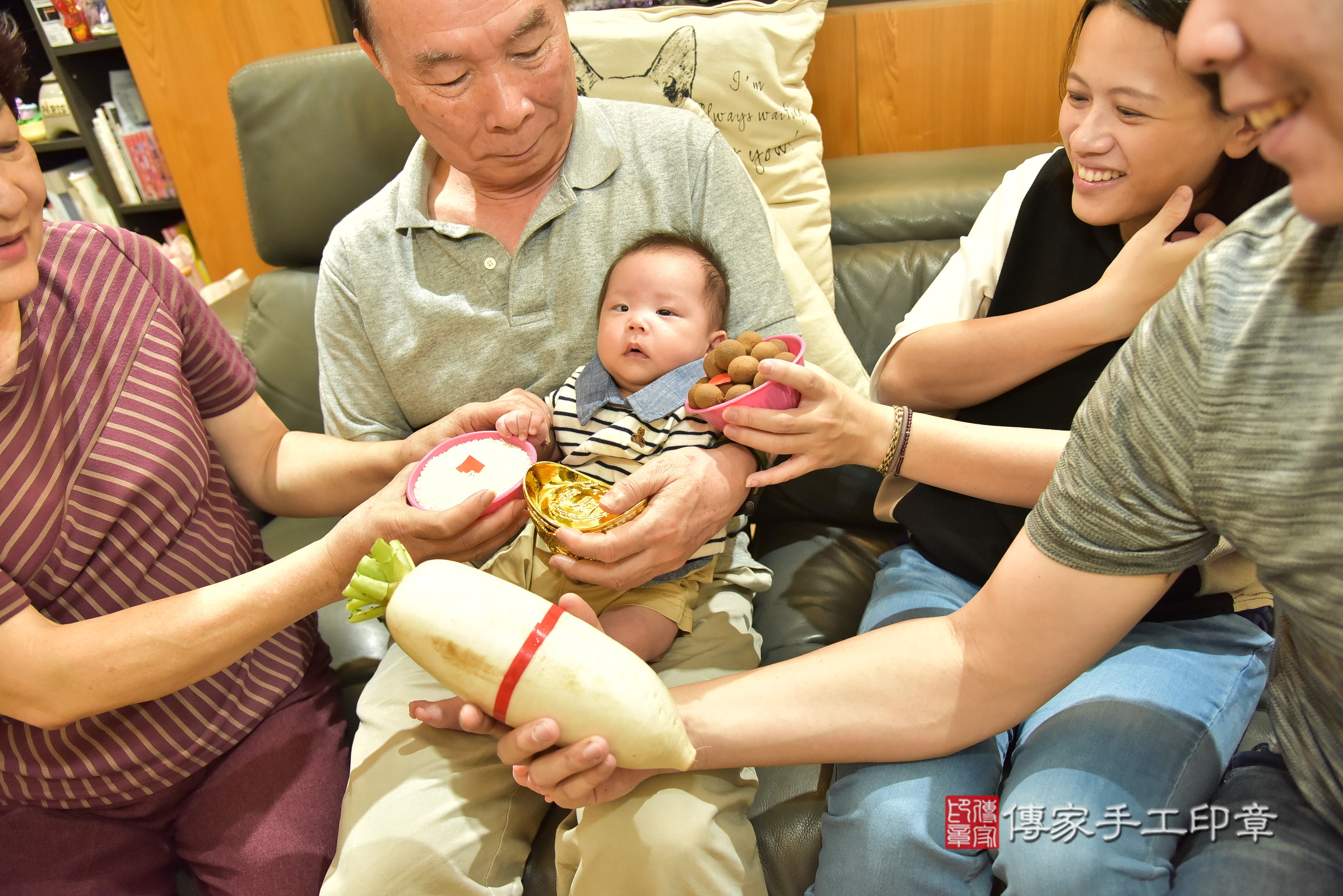 翰翰寶寶(台北市中正區到府嬰兒翰翰寶寶滿月剃頭理髮、到府嬰兒剃胎毛儀式吉祥話)。到府剃頭剃胎毛主持、專業拍照、證書。★購買「臍帶章、肚臍章、胎毛筆刷印章」贈送：剃頭、收涎、抓周，三選一。2025.3.3，照片8