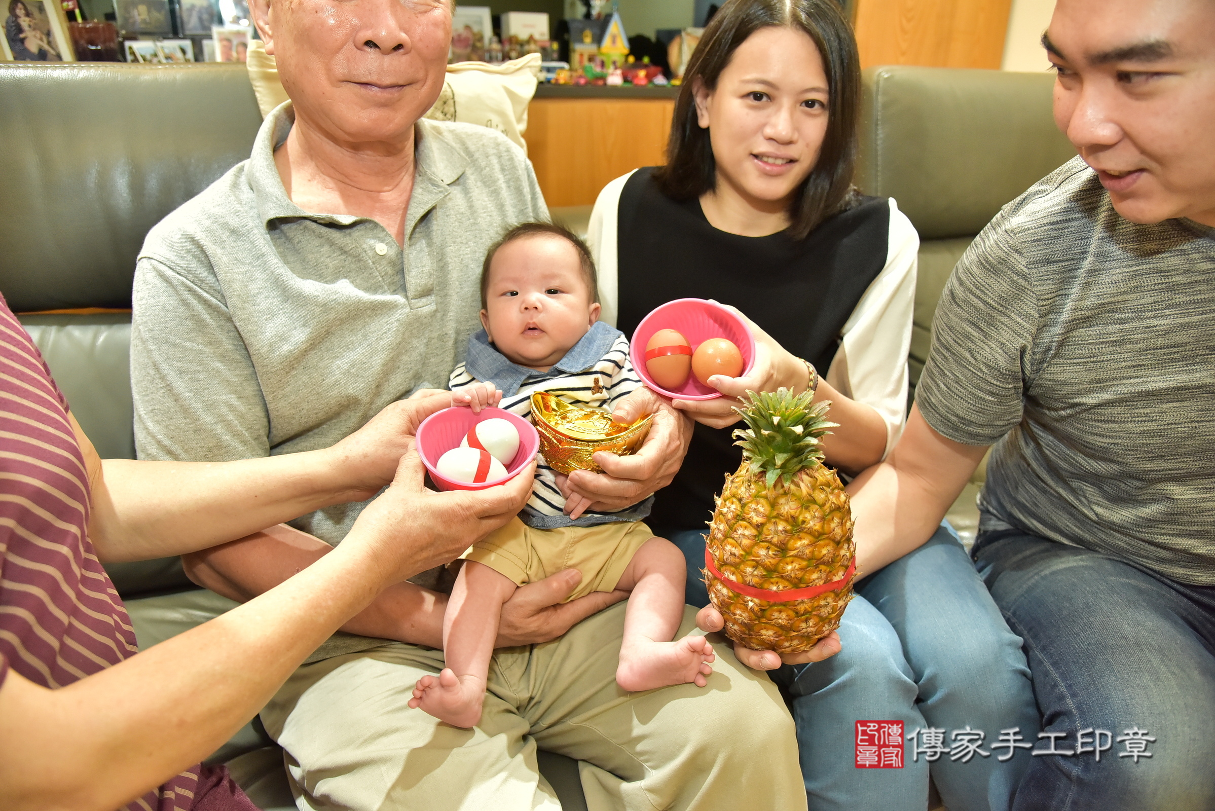 翰翰寶寶(台北市中正區到府嬰兒翰翰寶寶滿月剃頭理髮、到府嬰兒剃胎毛儀式吉祥話)。到府剃頭剃胎毛主持、專業拍照、證書。★購買「臍帶章、肚臍章、胎毛筆刷印章」贈送：剃頭、收涎、抓周，三選一。2025.3.3，照片6