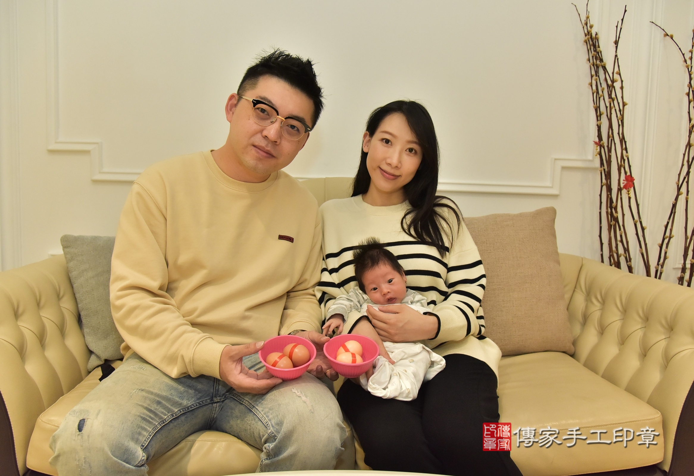 小育寶寶(新北三重到府嬰兒小育寶寶滿月剃頭理髮、到府嬰兒剃胎毛儀式吉祥話)。到府剃頭剃胎毛主持、專業拍照、證書。★購買「臍帶章、肚臍章、胎毛筆刷印章」贈送：剃頭、收涎、抓周，三選一。2025.3.6，照片4