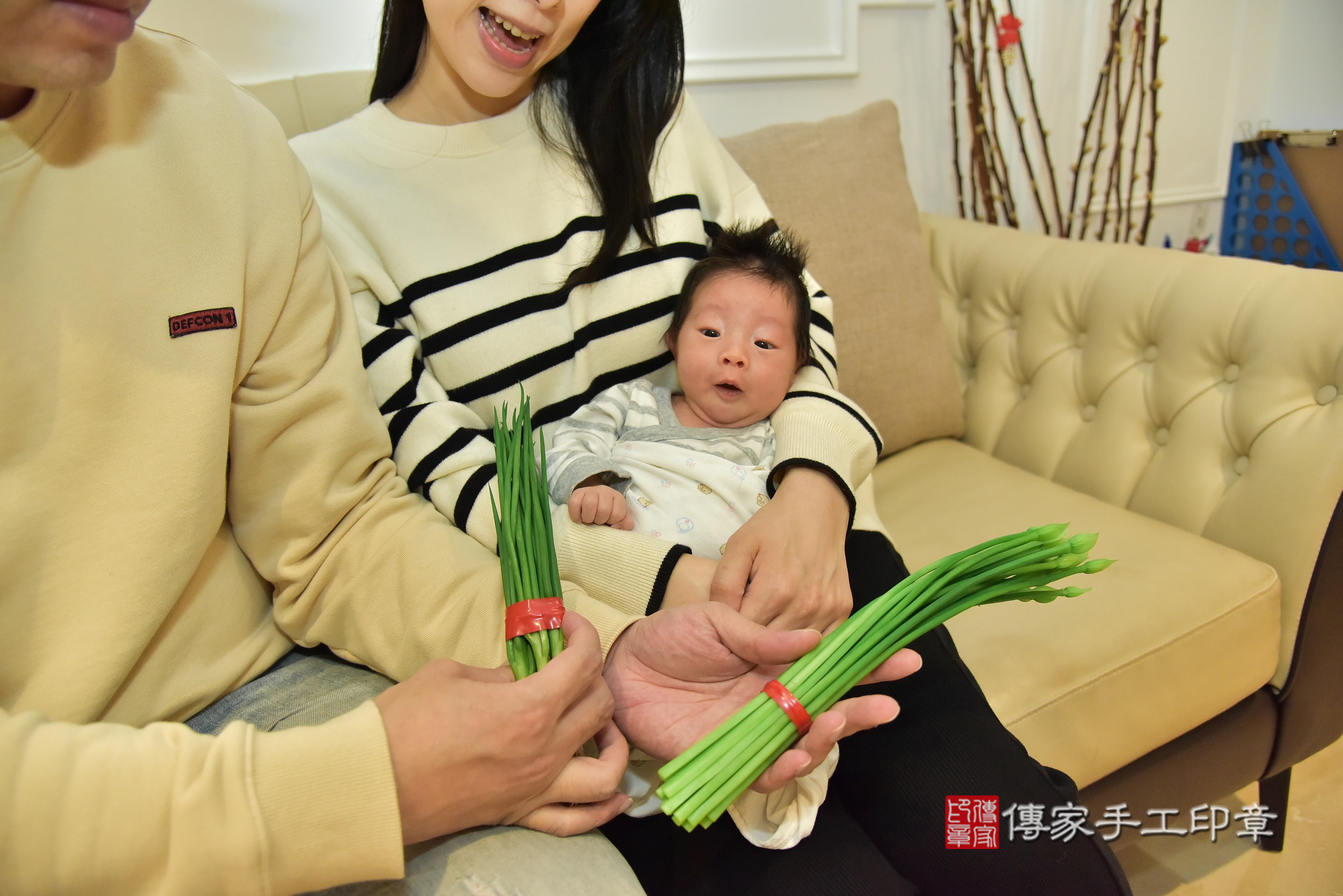 小育寶寶(新北三重到府嬰兒小育寶寶滿月剃頭理髮、到府嬰兒剃胎毛儀式吉祥話)。到府剃頭剃胎毛主持、專業拍照、證書。★購買「臍帶章、肚臍章、胎毛筆刷印章」贈送：剃頭、收涎、抓周，三選一。2025.3.6，照片14