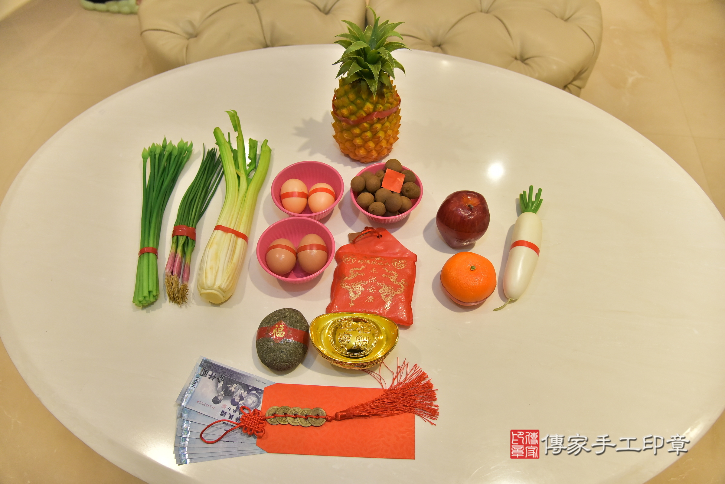 小育寶寶(新北三重到府嬰兒小育寶寶滿月剃頭理髮、到府嬰兒剃胎毛儀式吉祥話)。到府剃頭剃胎毛主持、專業拍照、證書。★購買「臍帶章、肚臍章、胎毛筆刷印章」贈送：剃頭、收涎、抓周，三選一。2025.3.6，照片3