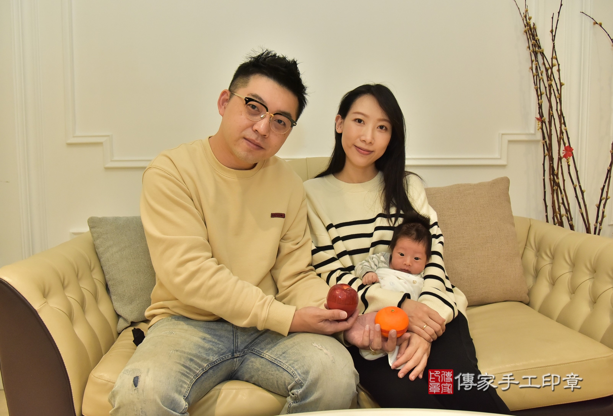 小育寶寶(新北三重到府嬰兒小育寶寶滿月剃頭理髮、到府嬰兒剃胎毛儀式吉祥話)。到府剃頭剃胎毛主持、專業拍照、證書。★購買「臍帶章、肚臍章、胎毛筆刷印章」贈送：剃頭、收涎、抓周，三選一。2025.3.6，照片8