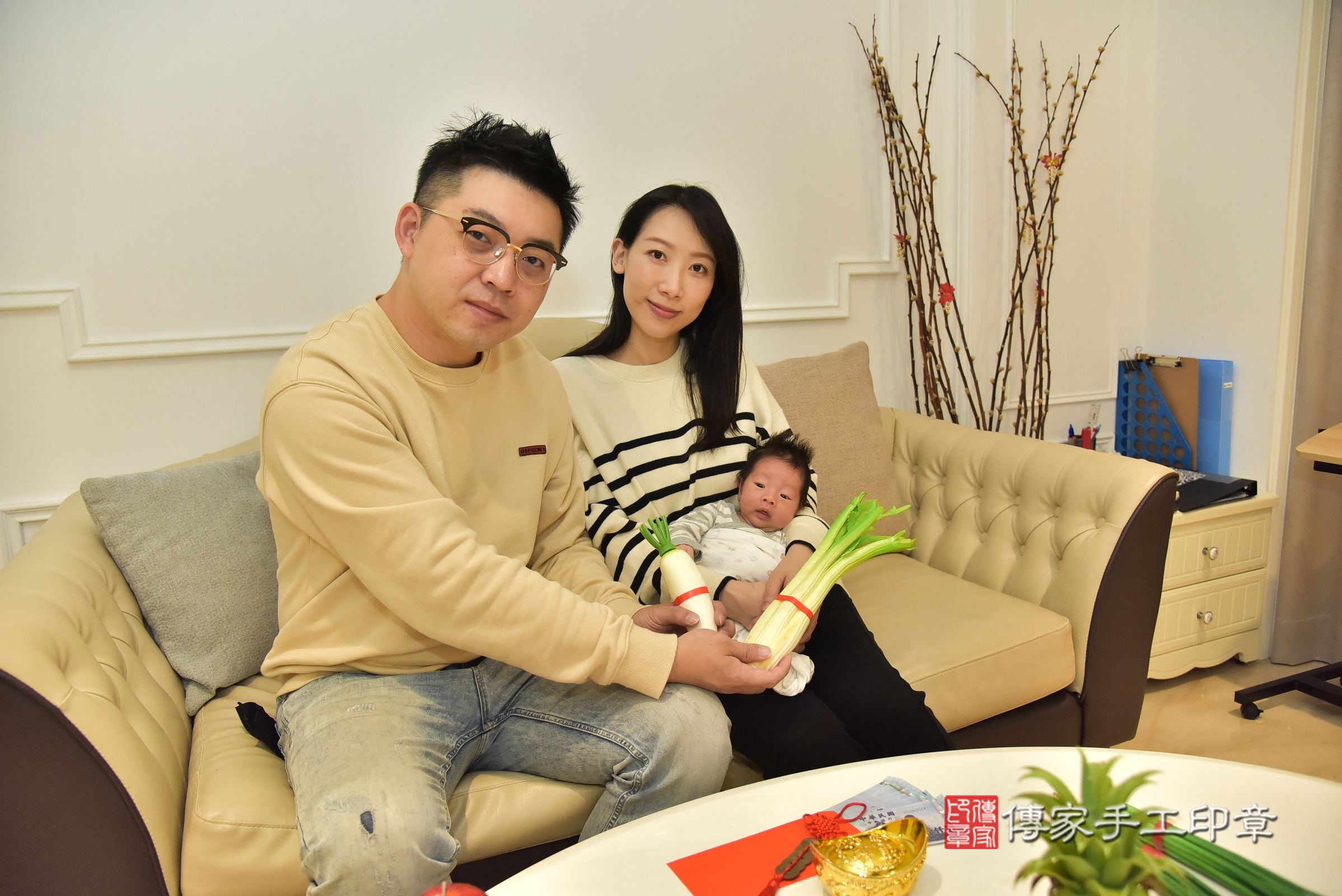 小育寶寶(新北三重到府嬰兒小育寶寶滿月剃頭理髮、到府嬰兒剃胎毛儀式吉祥話)。到府剃頭剃胎毛主持、專業拍照、證書。★購買「臍帶章、肚臍章、胎毛筆刷印章」贈送：剃頭、收涎、抓周，三選一。2025.3.6，照片13