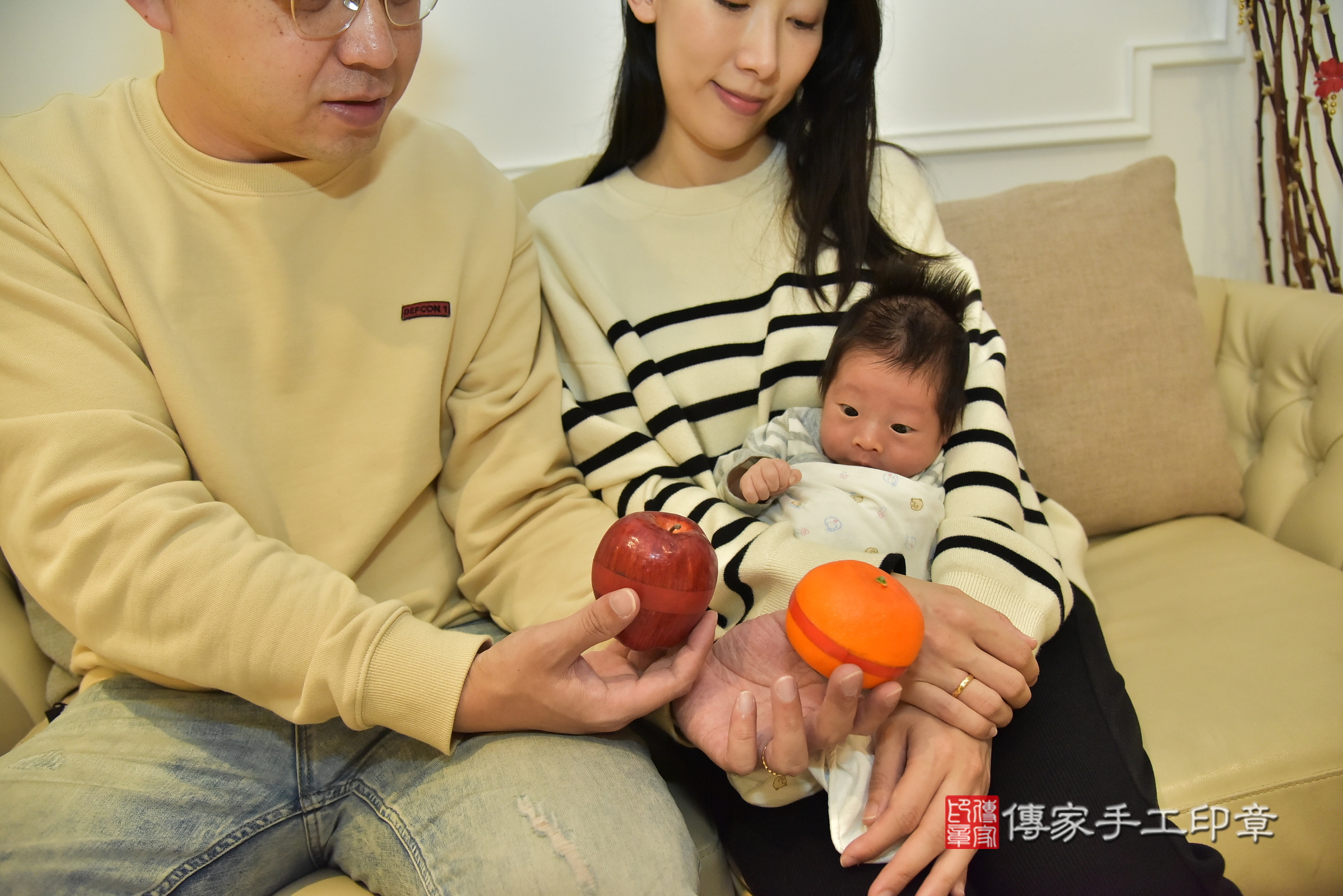 小育寶寶(新北三重到府嬰兒小育寶寶滿月剃頭理髮、到府嬰兒剃胎毛儀式吉祥話)。到府剃頭剃胎毛主持、專業拍照、證書。★購買「臍帶章、肚臍章、胎毛筆刷印章」贈送：剃頭、收涎、抓周，三選一。2025.3.6，照片9