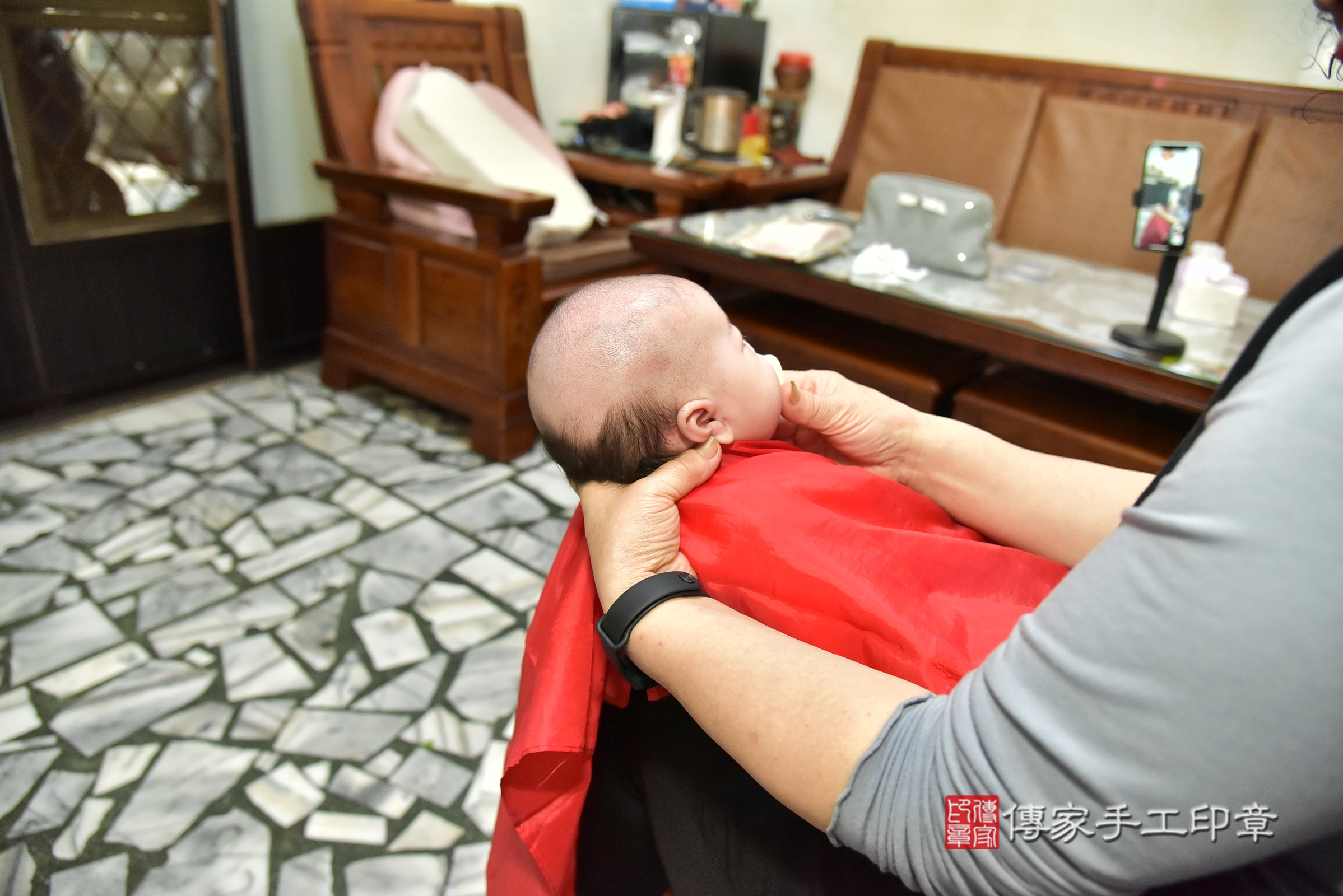 小志寶寶(新北市新莊區到府嬰兒小志寶寶滿月剃頭理髮、到府嬰兒剃胎毛儀式吉祥話)。到府剃頭剃胎毛主持、專業拍照、證書。★購買「臍帶章、肚臍章、胎毛筆刷印章」贈送：剃頭、收涎、抓周，三選一。2025.3.13，照片11