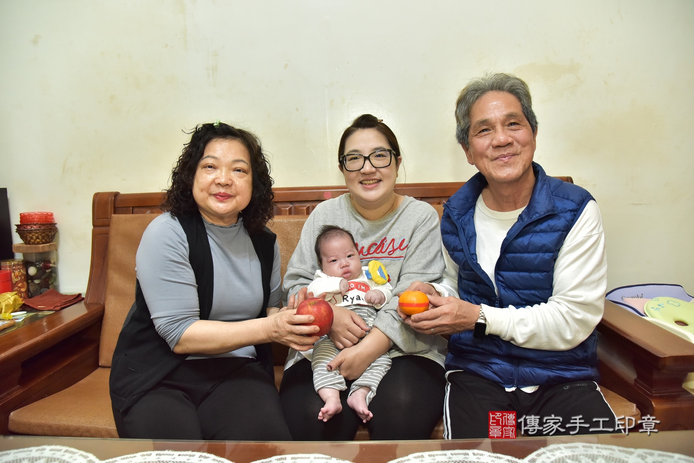 小志寶寶(新北市新莊區到府嬰兒小志寶寶滿月剃頭理髮、到府嬰兒剃胎毛儀式吉祥話)。到府剃頭剃胎毛主持、專業拍照、證書。★購買「臍帶章、肚臍章、胎毛筆刷印章」贈送：剃頭、收涎、抓周，三選一。2025.3.13，照片6