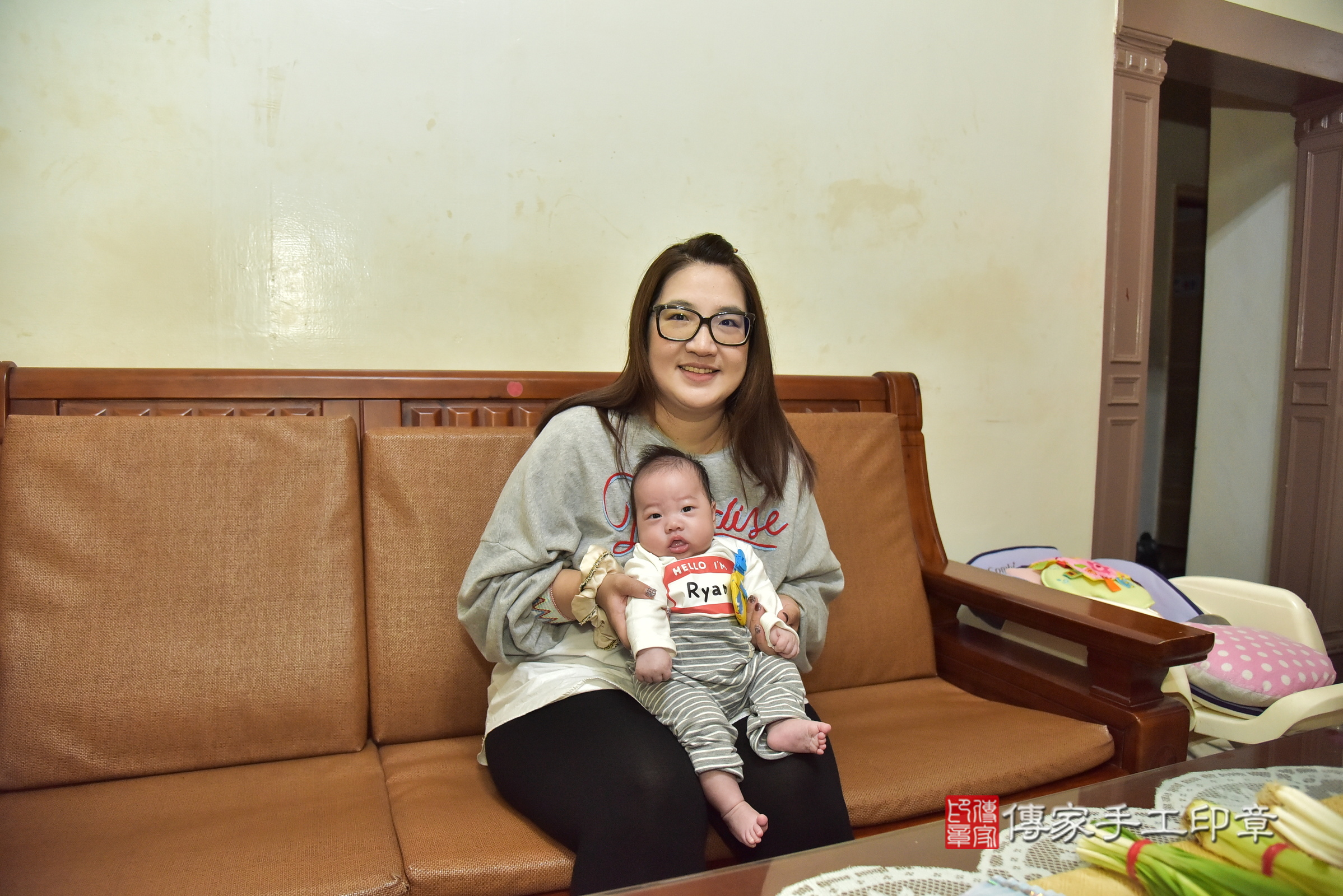 小志寶寶(新北市新莊區到府嬰兒小志寶寶滿月剃頭理髮、到府嬰兒剃胎毛儀式吉祥話)。到府剃頭剃胎毛主持、專業拍照、證書。★購買「臍帶章、肚臍章、胎毛筆刷印章」贈送：剃頭、收涎、抓周，三選一。2025.3.13，照片2