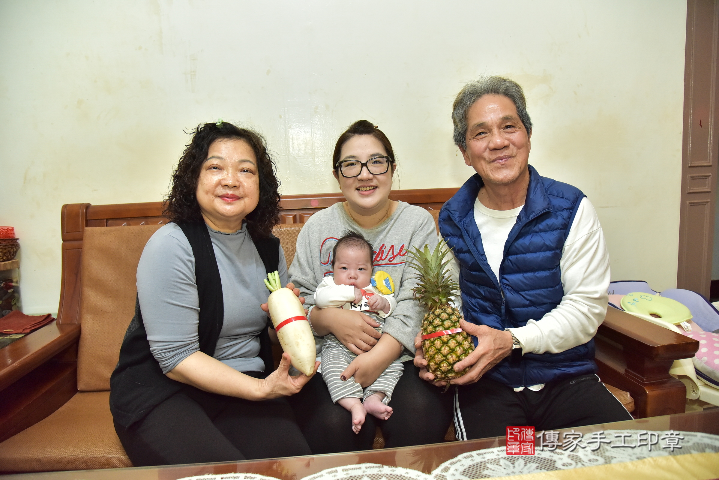 小志寶寶(新北市新莊區到府嬰兒小志寶寶滿月剃頭理髮、到府嬰兒剃胎毛儀式吉祥話)。到府剃頭剃胎毛主持、專業拍照、證書。★購買「臍帶章、肚臍章、胎毛筆刷印章」贈送：剃頭、收涎、抓周，三選一。2025.3.13，照片7
