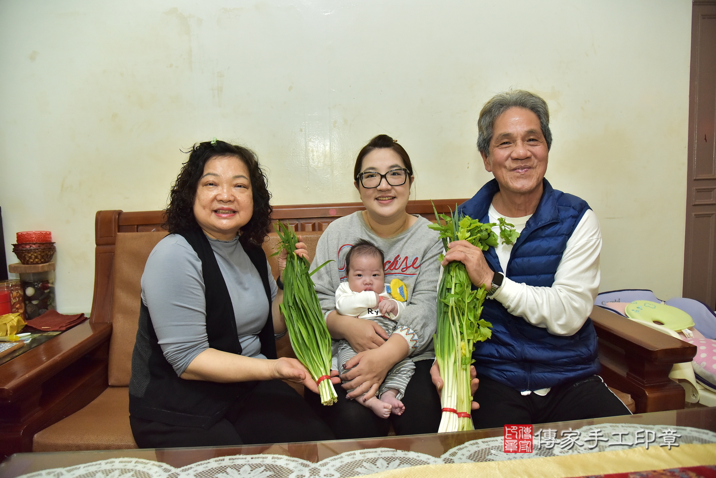 小志寶寶(新北市新莊區到府嬰兒小志寶寶滿月剃頭理髮、到府嬰兒剃胎毛儀式吉祥話)。到府剃頭剃胎毛主持、專業拍照、證書。★購買「臍帶章、肚臍章、胎毛筆刷印章」贈送：剃頭、收涎、抓周，三選一。2025.3.13，照片8