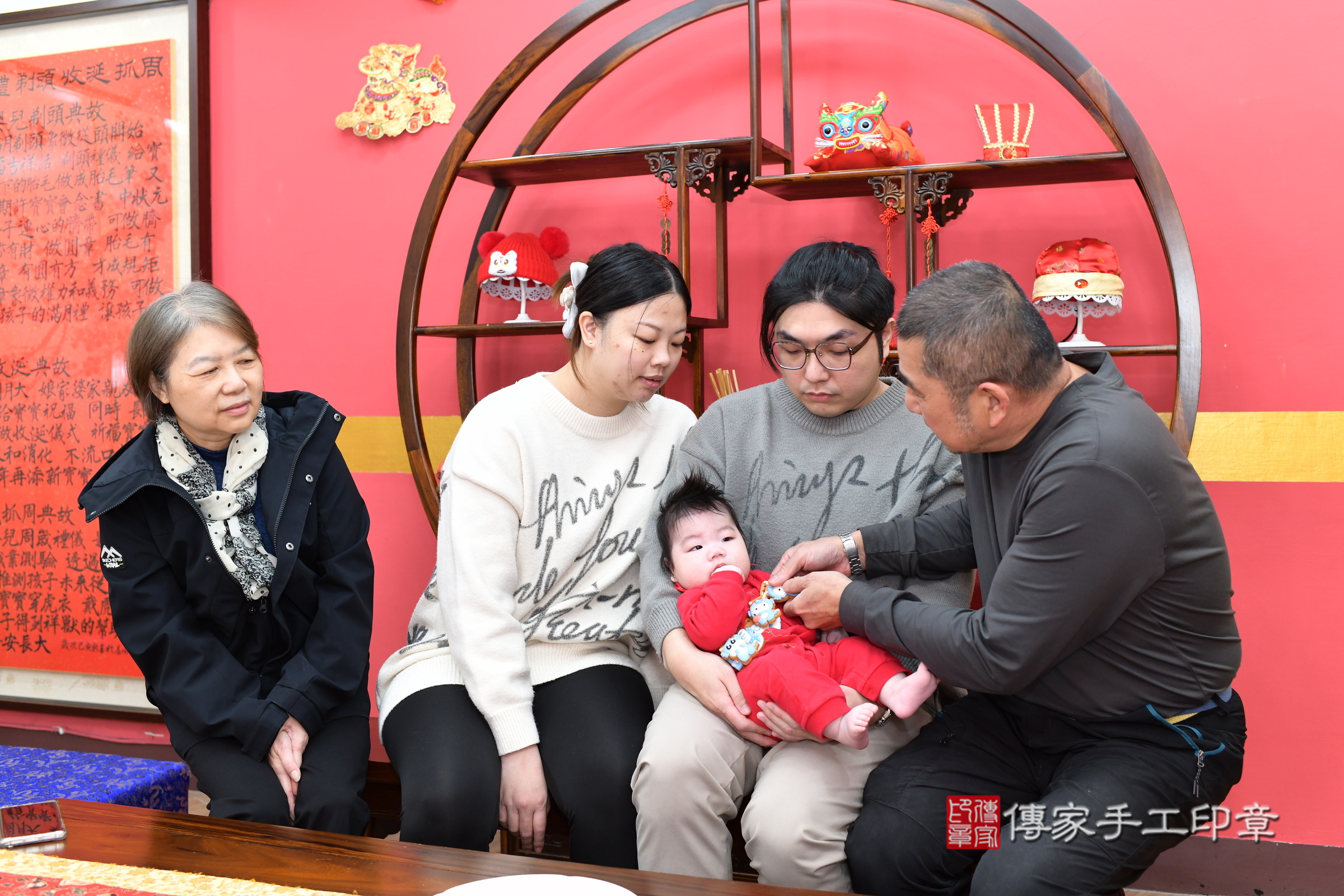 新北市永和區舜舜寶寶收涎推薦：傳家新北店收涎中國風會場，嬰兒古禮收涎收口水流程儀式、收涎吉祥話、收涎餅乾、收涎拍照。收涎證書。2025.3.18，照片7