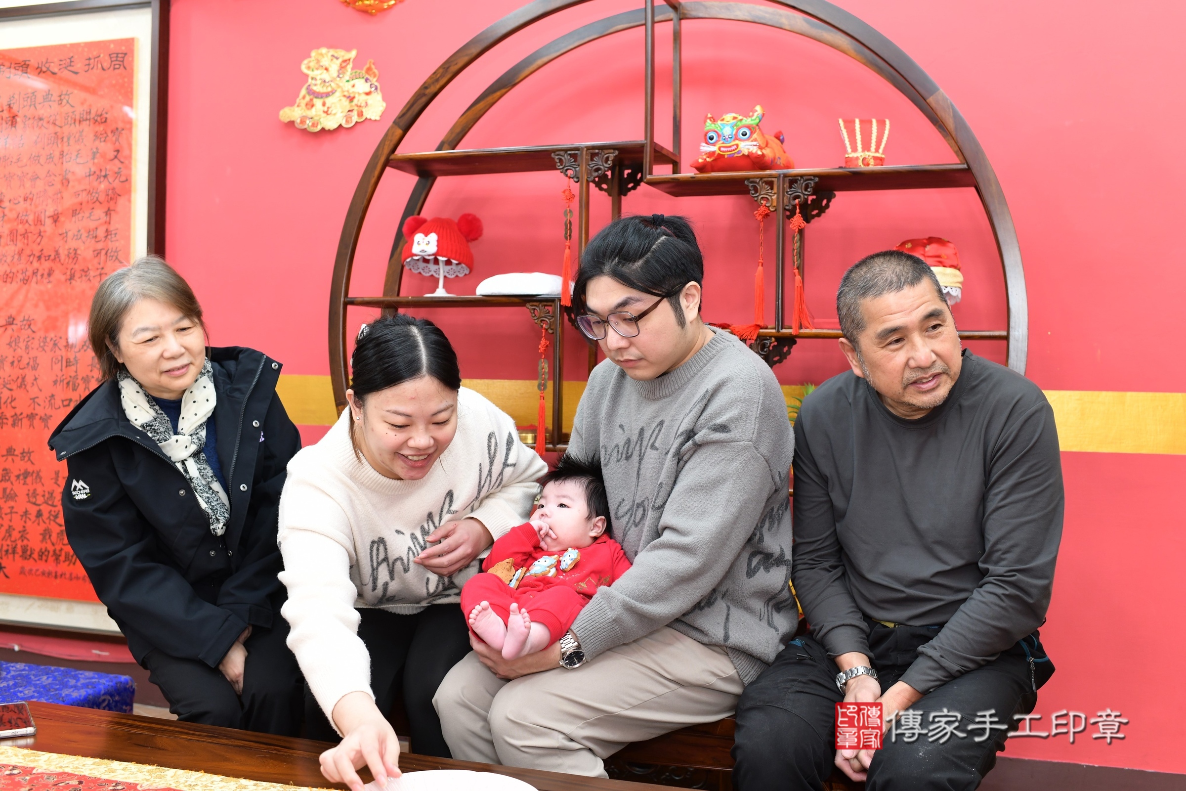 新北市永和區舜舜寶寶收涎推薦：傳家新北店收涎中國風會場，嬰兒古禮收涎收口水流程儀式、收涎吉祥話、收涎餅乾、收涎拍照。收涎證書。2025.3.18，照片9
