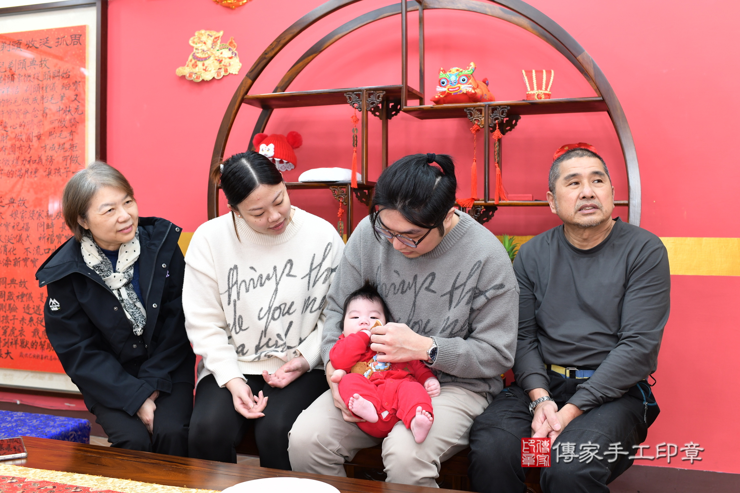 新北市永和區舜舜寶寶收涎推薦：傳家新北店收涎中國風會場，嬰兒古禮收涎收口水流程儀式、收涎吉祥話、收涎餅乾、收涎拍照。收涎證書。2025.3.18，照片10