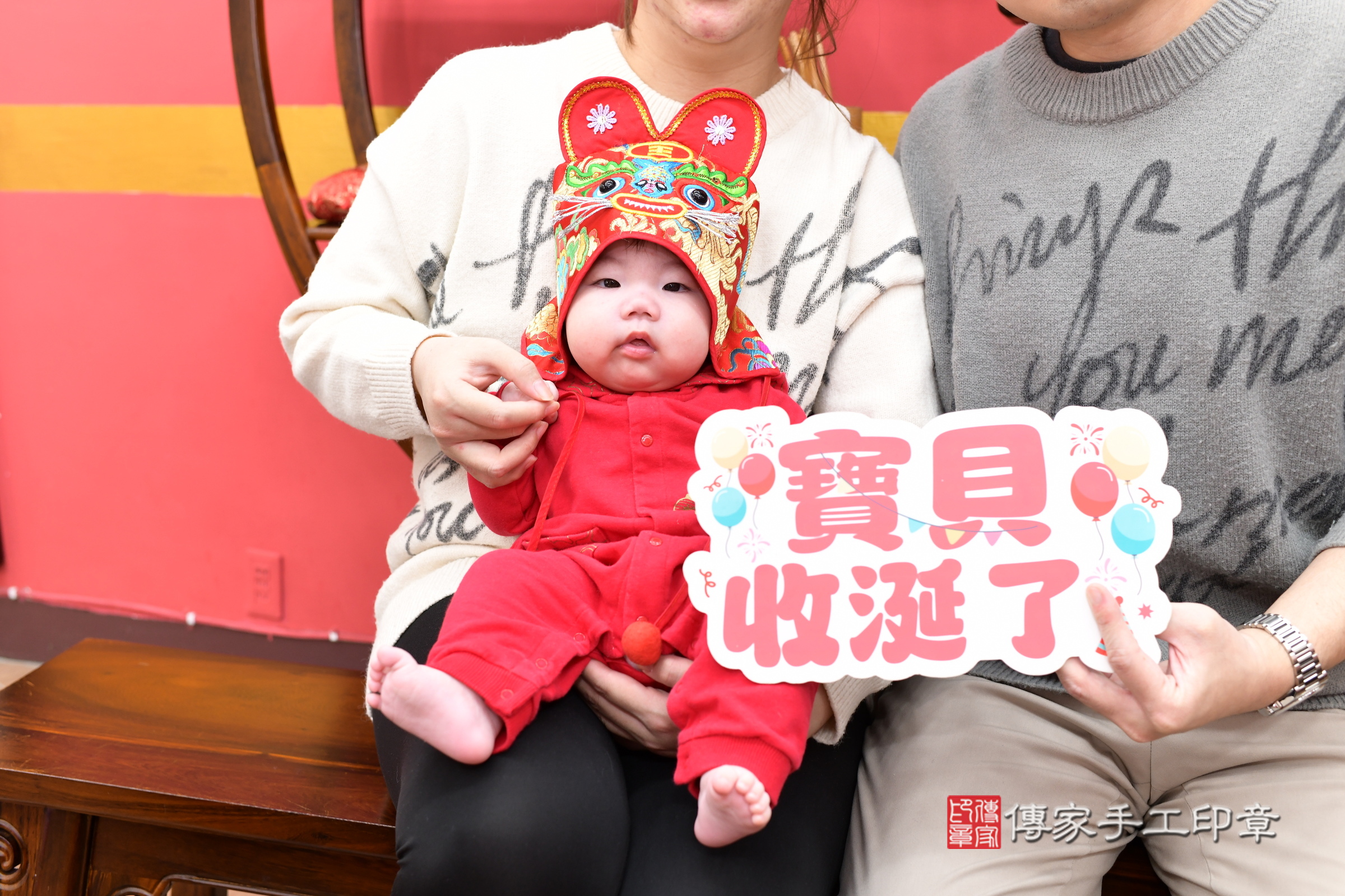 新北市永和區舜舜寶寶收涎推薦：傳家新北店收涎中國風會場，嬰兒古禮收涎收口水流程儀式、收涎吉祥話、收涎餅乾、收涎拍照。收涎證書。2025.3.18，照片15