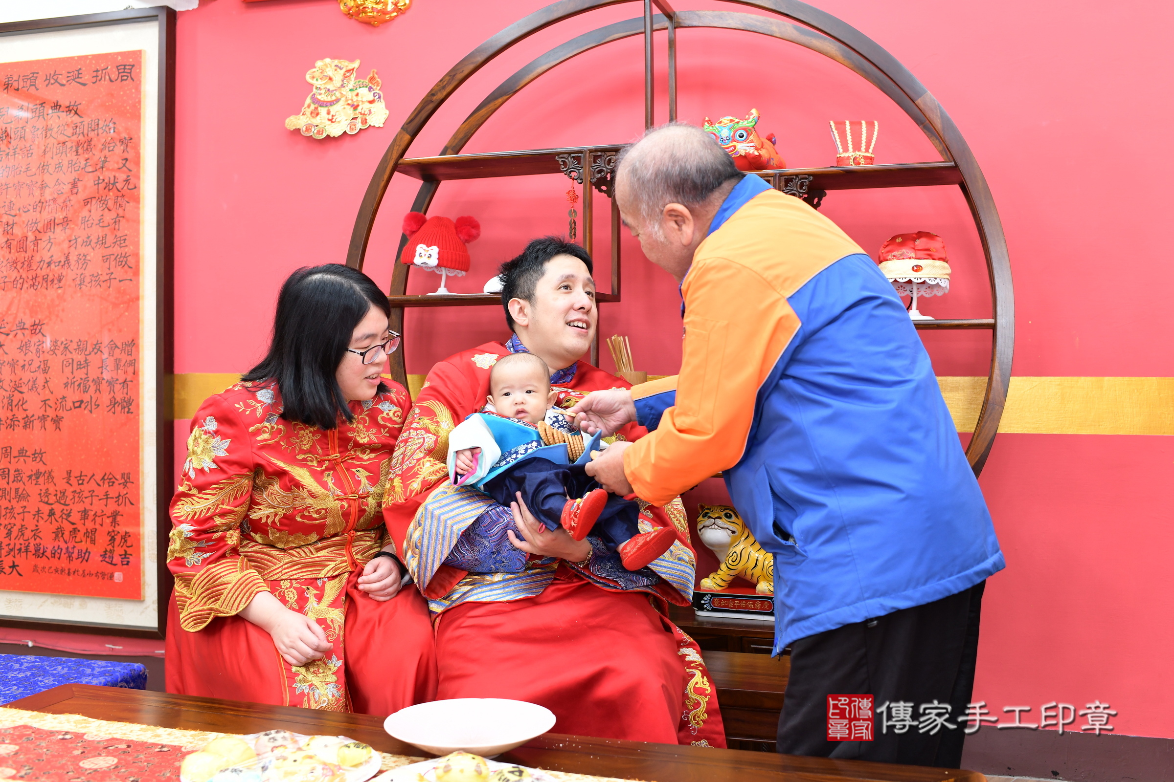 新北市永和區小霖寶寶收涎推薦：傳家新北店收涎中國風會場，嬰兒古禮收涎收口水流程儀式、收涎吉祥話、收涎餅乾、收涎拍照。收涎證書。2025.3.16，照片15