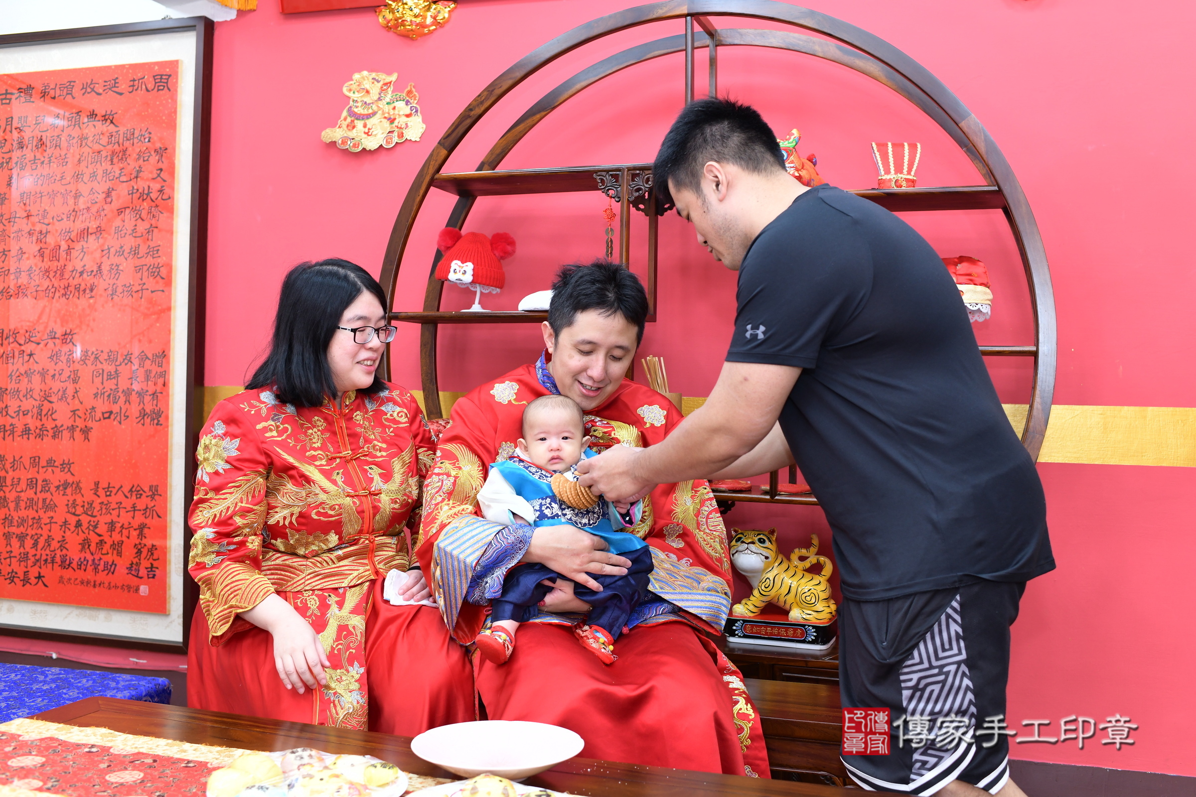新北市永和區小霖寶寶收涎推薦：傳家新北店收涎中國風會場，嬰兒古禮收涎收口水流程儀式、收涎吉祥話、收涎餅乾、收涎拍照。收涎證書。2025.3.16，照片17