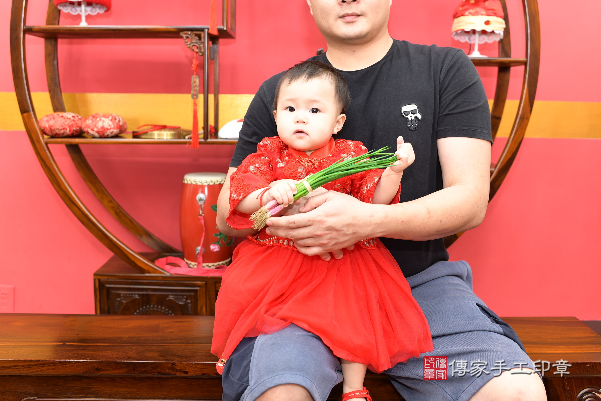 新北市永和區禎禎寶寶抓周推薦：傳家新北店抓周度脺中國風會場，嬰兒古禮抓周流程儀式吉祥話、抓周道具物品24種、拍照。抓周證書。2025.3.1，照片15
