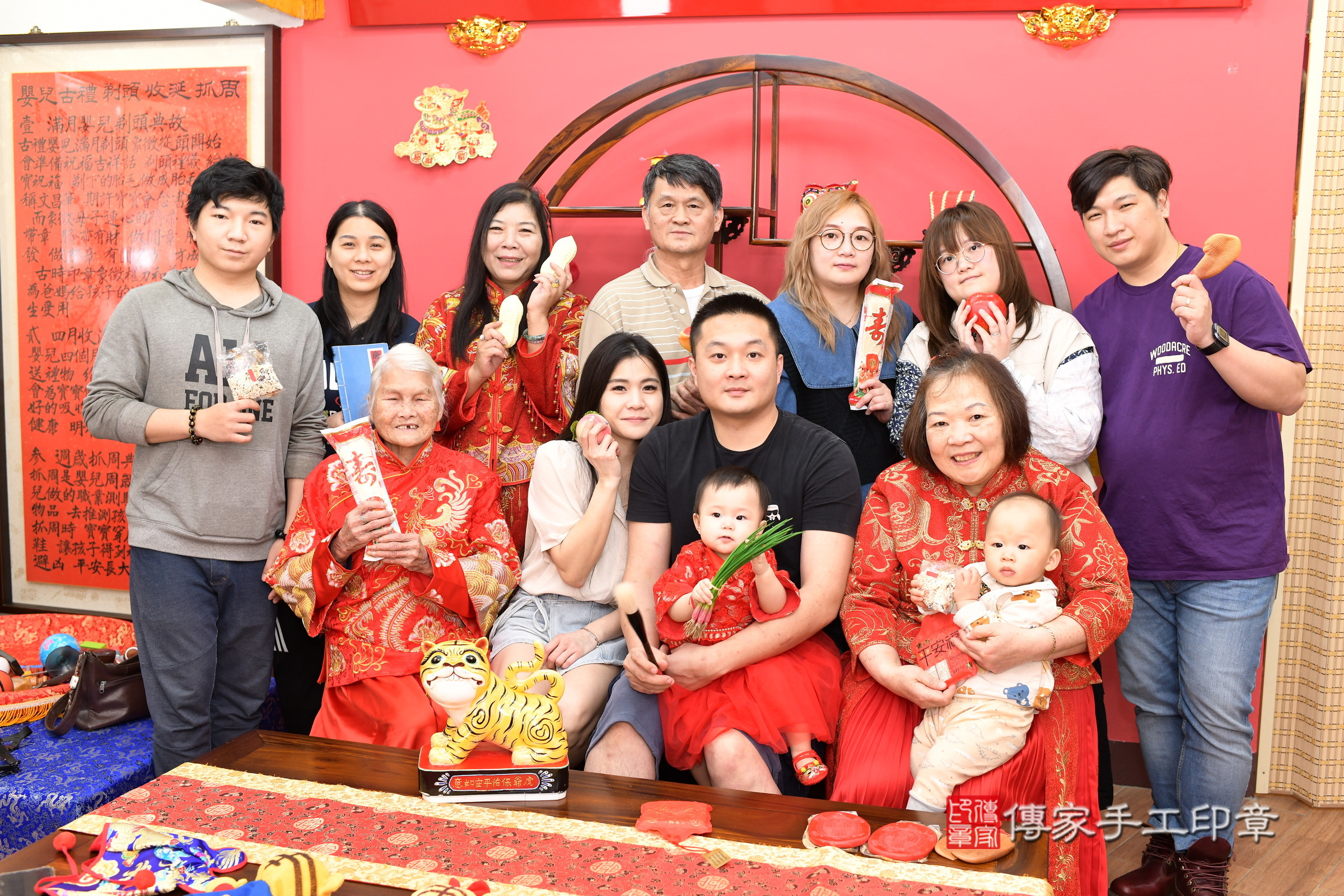 新北市永和區禎禎寶寶抓周推薦：傳家新北店抓周度脺中國風會場，嬰兒古禮抓周流程儀式吉祥話、抓周道具物品24種、拍照。抓周證書。2025.3.1，照片20
