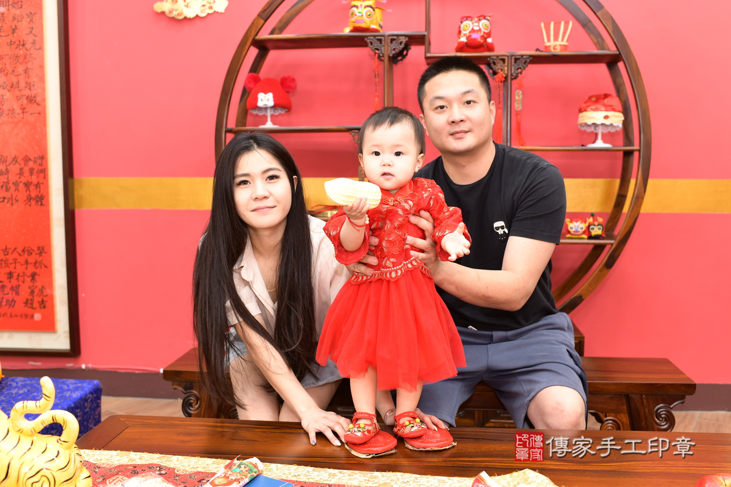 新北市永和區禎禎寶寶抓周推薦：傳家新北店抓周度脺中國風會場，嬰兒古禮抓周流程儀式吉祥話、抓周道具物品24種、拍照。抓周證書。2025.3.1，照片14