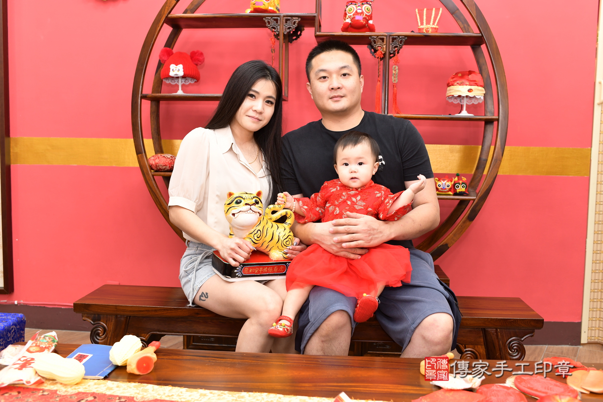 新北市永和區禎禎寶寶抓周推薦：傳家新北店抓周度脺中國風會場，嬰兒古禮抓周流程儀式吉祥話、抓周道具物品24種、拍照。抓周證書。2025.3.1，照片13