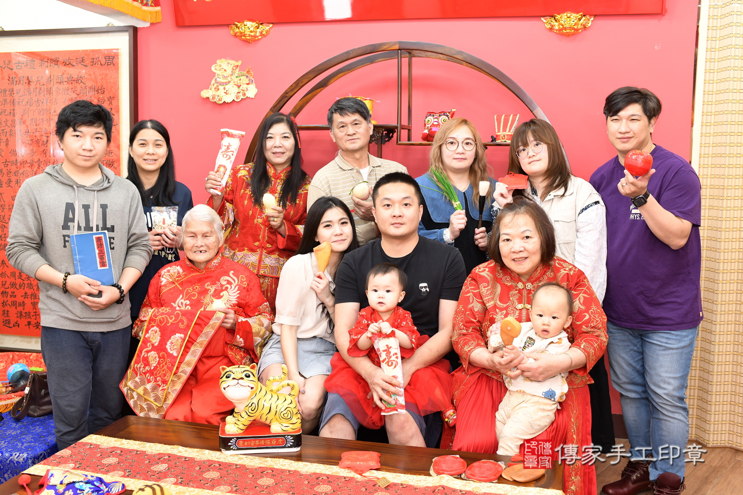 新北市永和區禎禎寶寶抓周推薦：傳家新北店抓周度脺中國風會場，嬰兒古禮抓周流程儀式吉祥話、抓周道具物品24種、拍照。抓周證書。2025.3.1，照片21