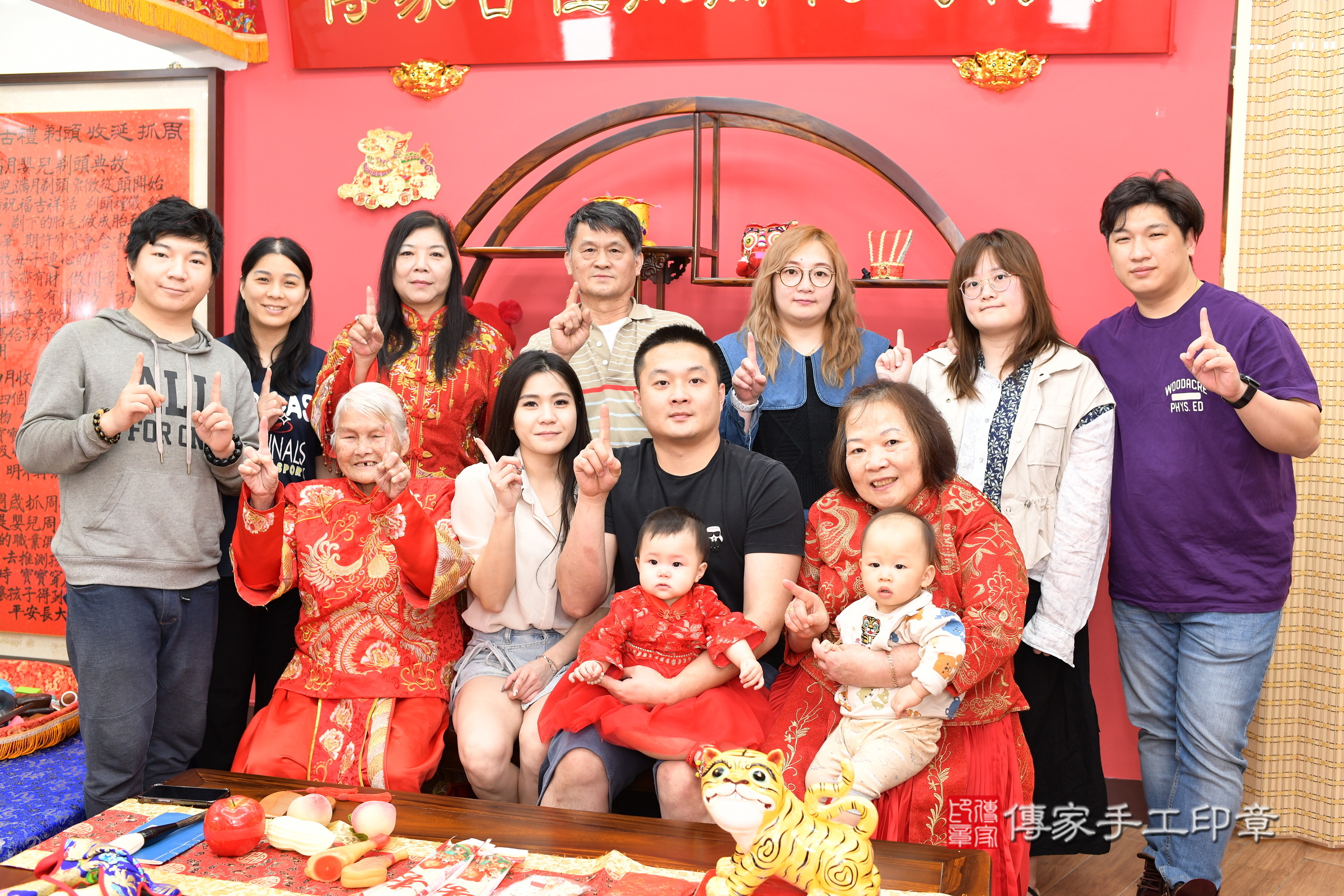 新北市永和區禎禎寶寶抓周推薦：傳家新北店抓周度脺中國風會場，嬰兒古禮抓周流程儀式吉祥話、抓周道具物品24種、拍照。抓周證書。2025.3.1，照片22